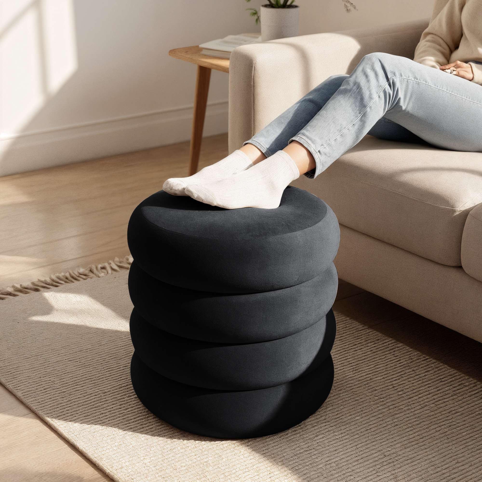 AKORD Sitzhocker aus Samt mit Stauraum SNUGGO 42 cm, Fußstütze Rund, Polsterhocker für Schminktisch, Schlafzimmer, Wohnzimmer Möbel, Make-up-Hocker, Gepolstert, Schwarz