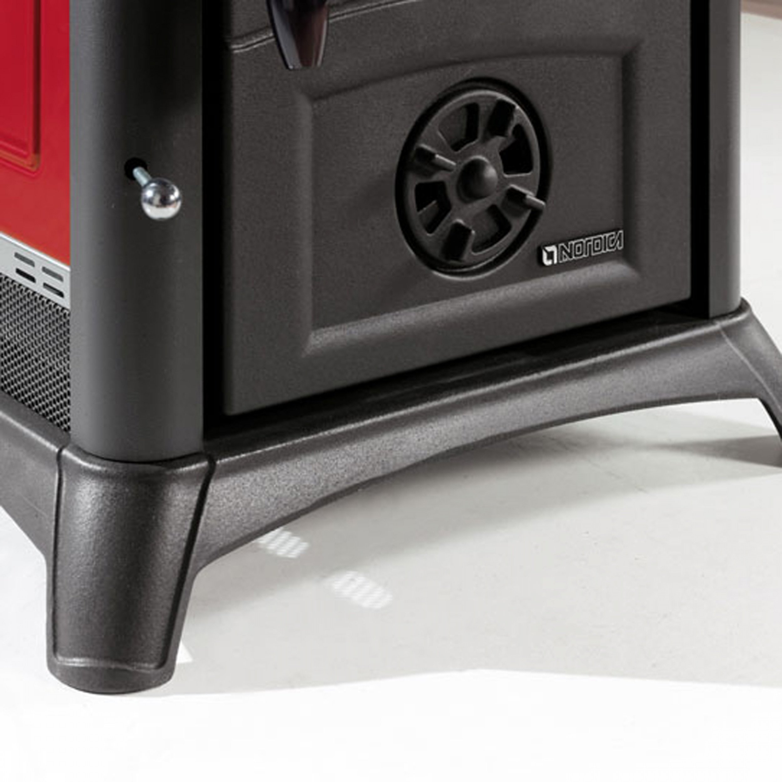 Stufa A Legna 'Gemma Forno' Con Forno Smaltato. Rivestimento Esterno In Maiolica. Porte, Testata E Focolare In Ghisa. Vetro Ceramico Resistente A 750°. Dimensioni Mm. 460X495Xh.1207