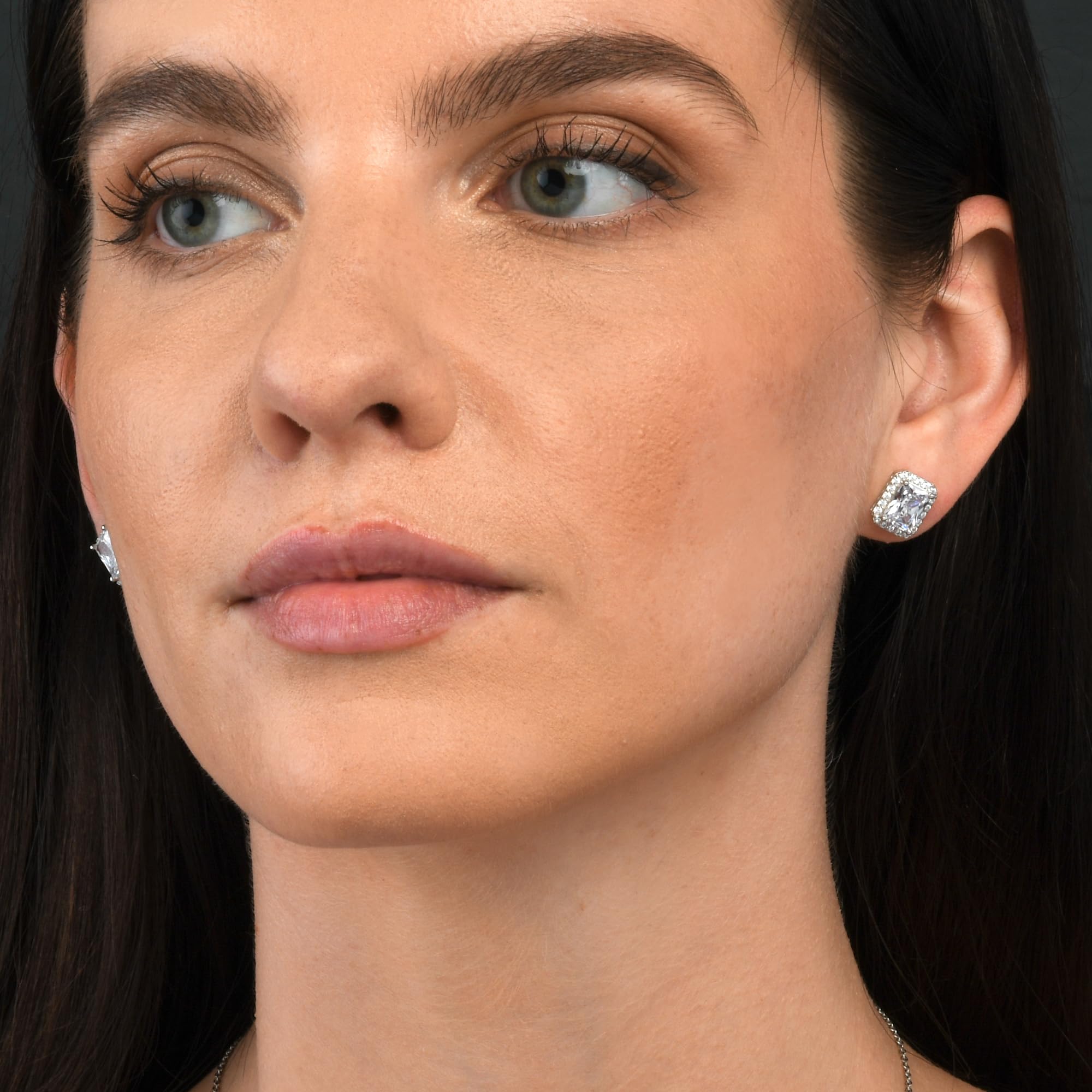 Diamond Treats Ohrstecker aus 925er Sterlingsilber mit Smaragdschliff für Damen mit weißen, grünen, blauen oder roten Zirkonia-Steinen, Ohrringe aus 925er Silber für Frauen