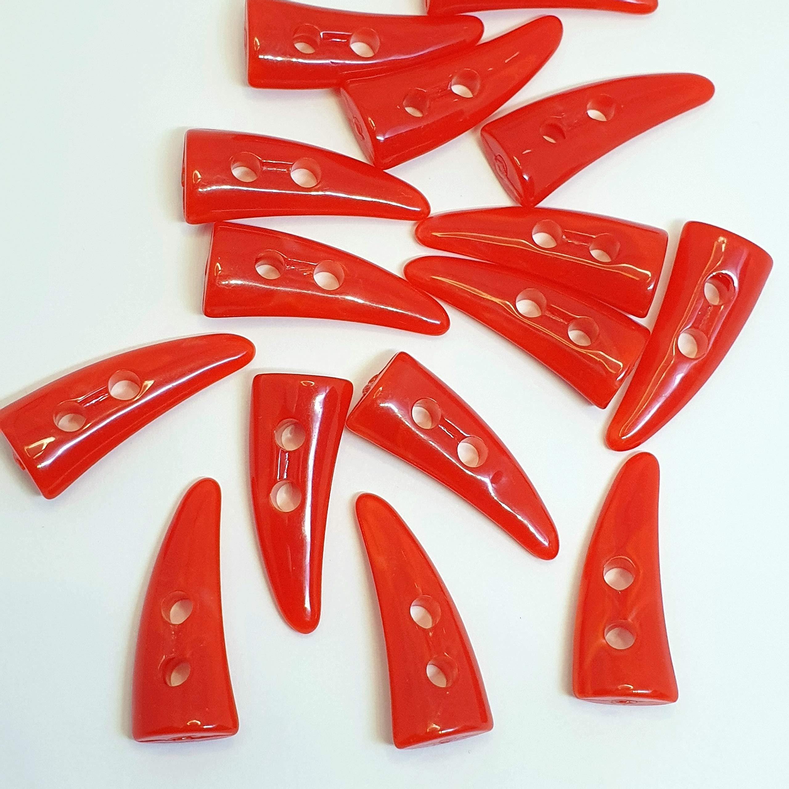 MajorCrafts® 16pcs 30mm Horn/Tooth Shaped 2 Holes Sew-on Toggle Acrylic Buttons Needlewor Embellishments (Red) — image 1