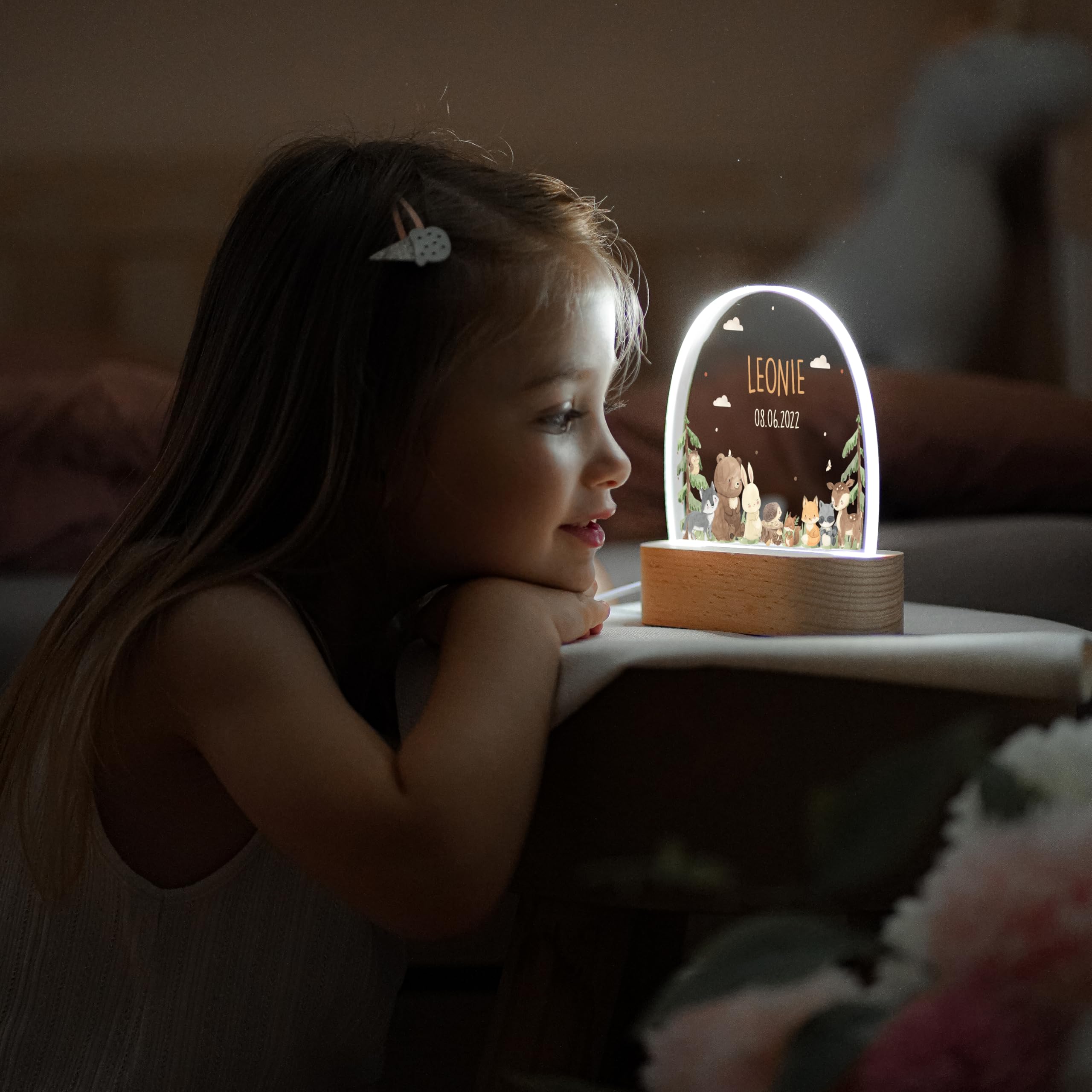 Kidsmood - Individualisiertes Nachtlicht für Babys - Dimmbare LED Nachtlampe für Kinder-Zimmer - Nachttischlampe als personalisierte Geschenke Kinder, Baby-Geschenk zur Geburt [Bär, Hase & Waltdiere]