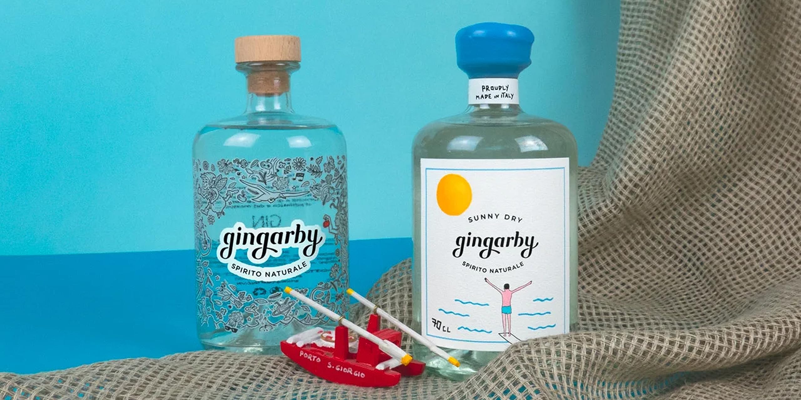 GinGarby Confezione SUNNY DRY GIN + 2 Bicchieri | Ginepro, Agrumi, Erbe Mediterrane, Spezie | Set Bottiglia con Etichetta in Carta Cotone 70cl. + 2 Tumbler