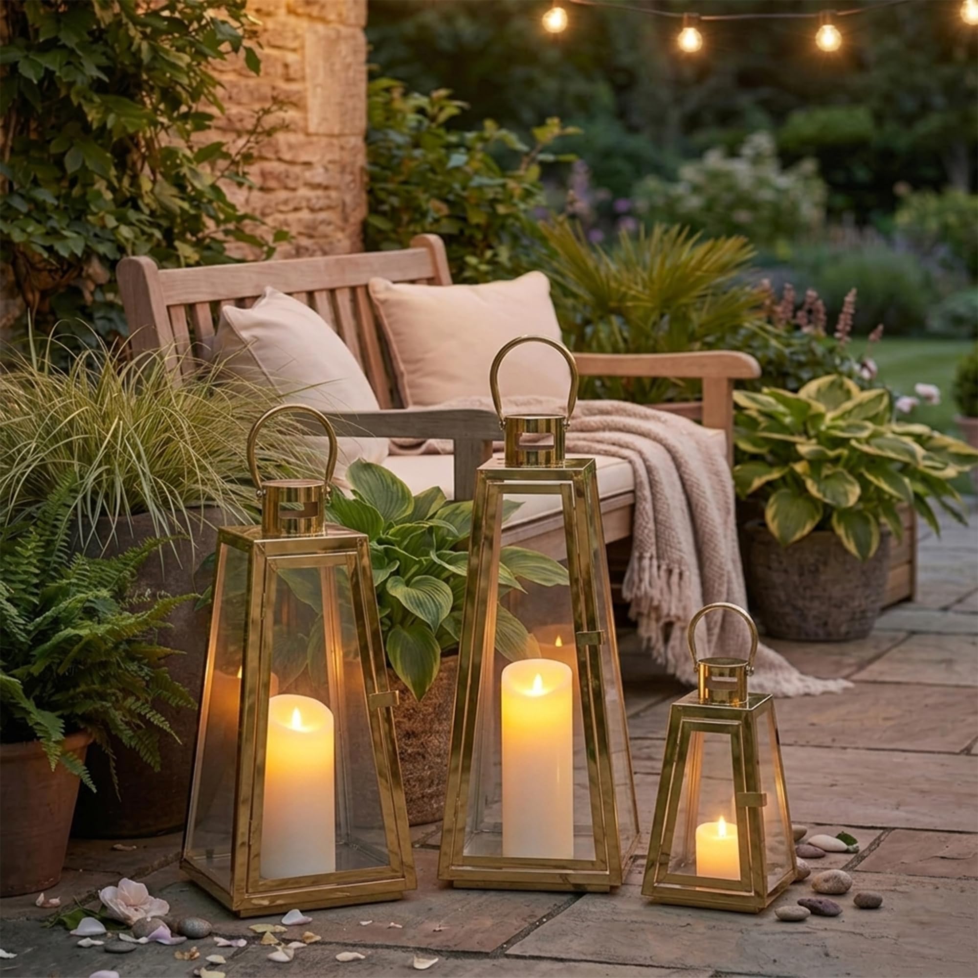 TRIROCKS Set di 3 Lanterne Decorative in Acciaio Inossidabile 54/40/27,5 cm Alta, Porta Candele in Metallo con Vetro Temperato per Soggiorno, Giardino, Eventi (Oro Triangolare)