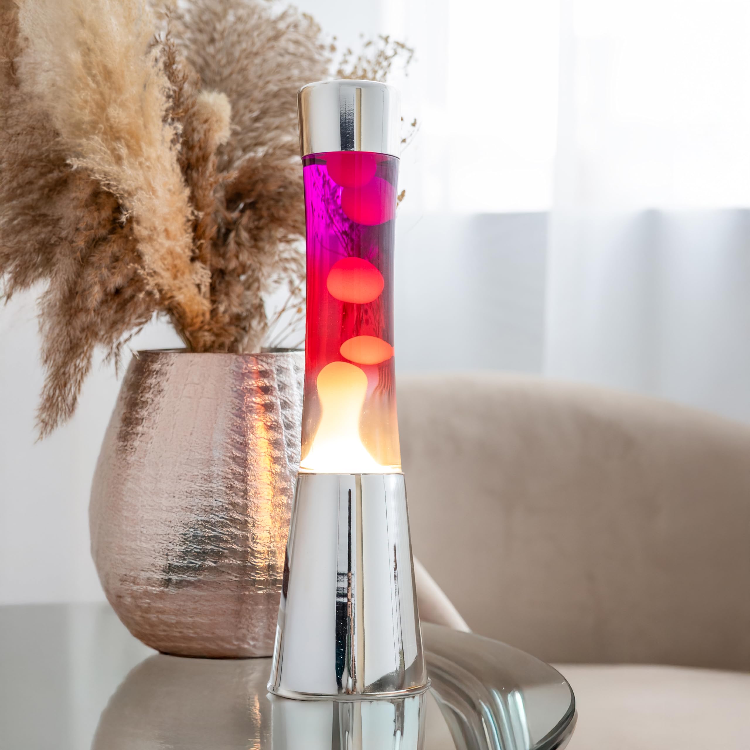 Fisura – Lampa z lawą „gradient czerwony”. Podstawa chromowana, butelka z efektem przejścia od fioletowego do białego. Lampa relaksacyjna z zapasową żarówką. 11 cm x 11 cm x 39,5 cm.