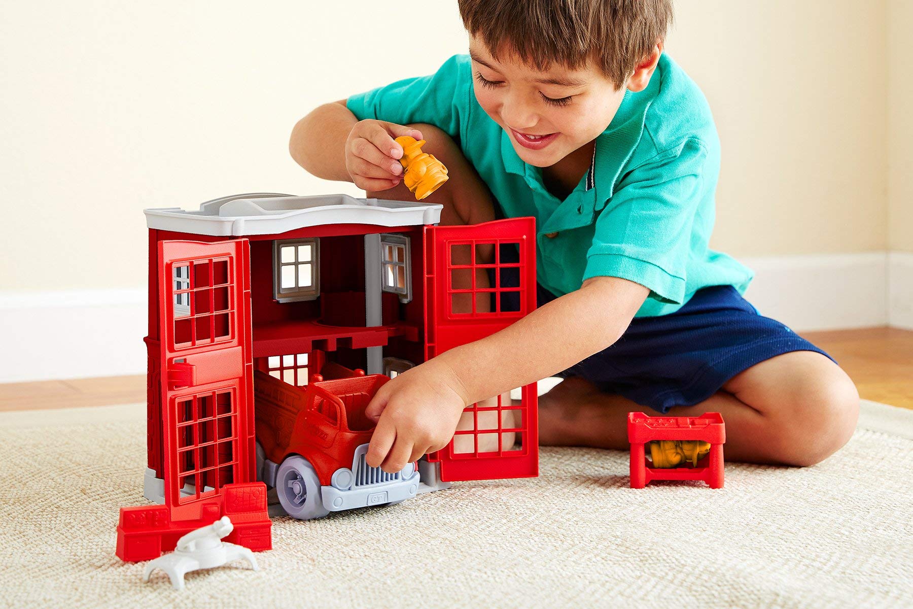 Green Toys 8601156, Spiel-Set Feuerwache mit Feuerwehrauto und 2 Figuren, für Kinder ab 24 Monaten, 8-teilig