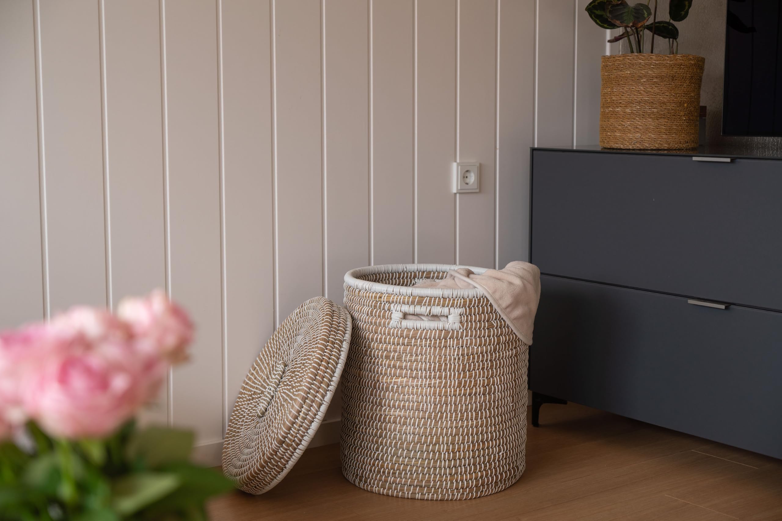 Decorasian Wäschekorb mit Deckel aus Seegras – Bast Wäschesammler geflochten, rund & groß – 3er Set oder Einzeln – Boho Korb für Wäsche, Spielzeug & Decken – Nachhaltig & Robust, 45cm x 48cm
