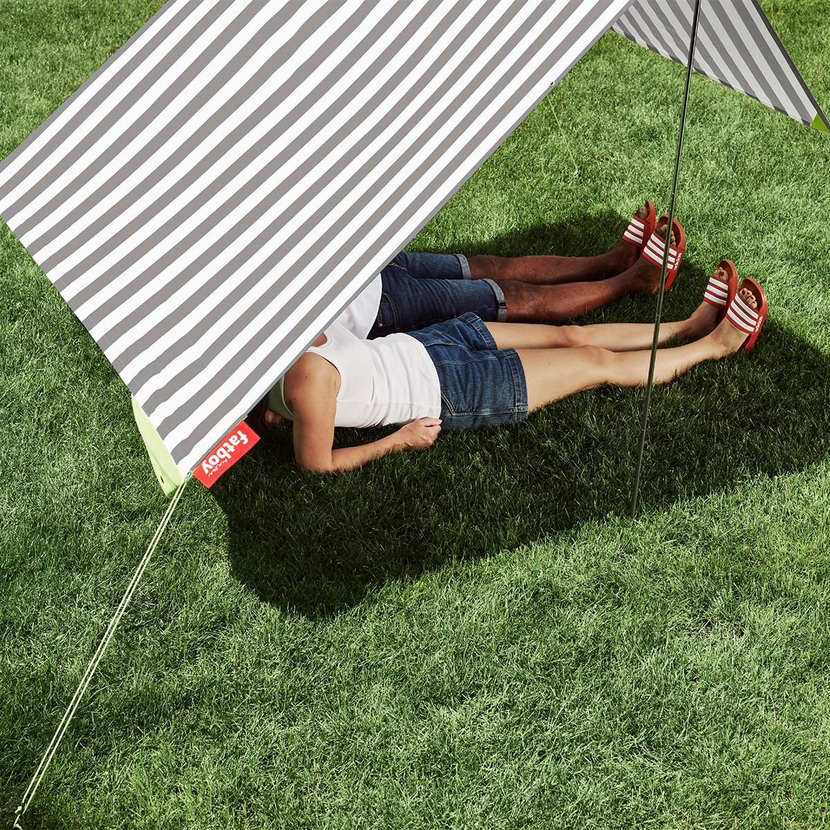 Fatboy Miasun Strandzelt - Tragbarer Sonnenschirm mit Ständer, faltbar, 330x190x140 cm, Sonnenschutz aus Baumwolle