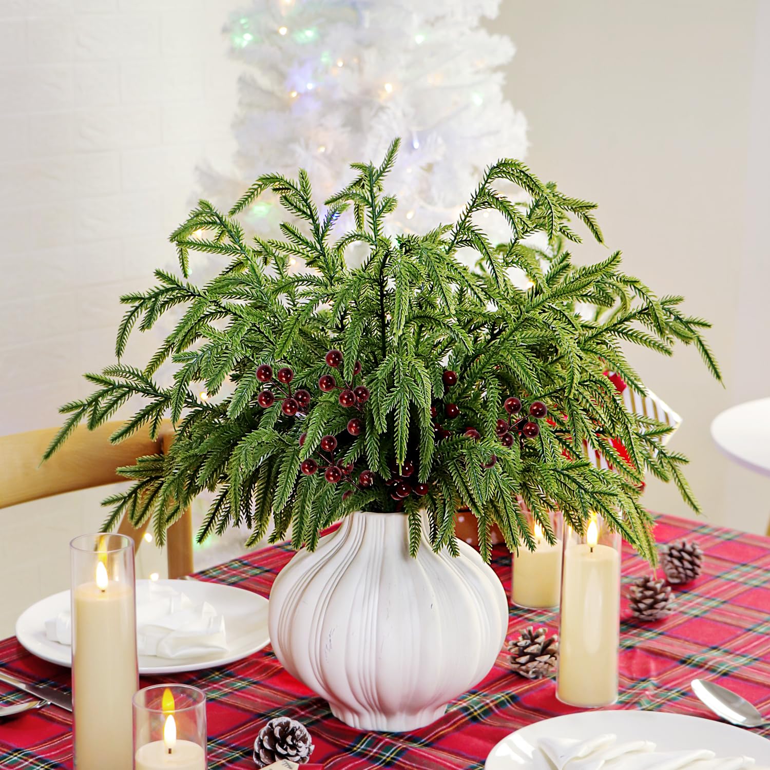 Norfolk Tannenzweige, rote Beerenstiele, 43,2 cm, künstliche Weihnachtsgrünspieße, künstliche Tannennadeln mit Stechpalmenbeeren für Weihnachtsbaumfüller, Dekorationen, Festival, Urlaub, Vase,