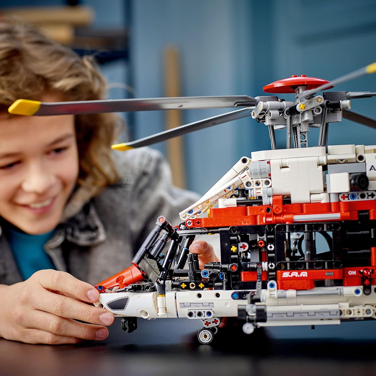 Lego 42145 Technic Airbus H175 Emergency Helicopter, Educational Construction Set, Rotating Rotor and Motorized Functions, Model Making, 11 Years and Up