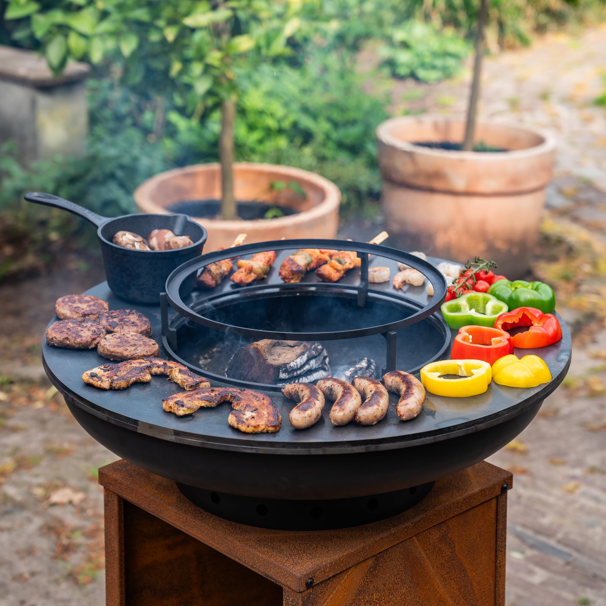 Barbecue Plancha Camarada Blackline Corten Steel 2.0 – con gancio in legno e contenitore in legno Ø 70 cm