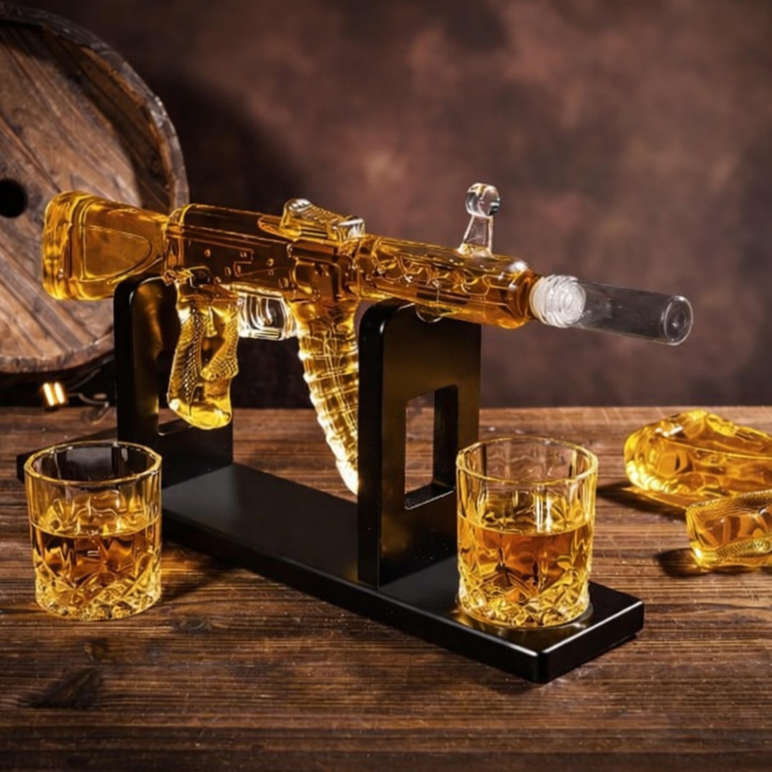 AK47 Kalaschnikow XXL - Juego de decantador de whisky (850 ml, jarra con 2 vasos de 225 ml, cristal y madera, forma de rifle sobre soporte de madera, hecho a mano), regalo para hombres, regalo del día
