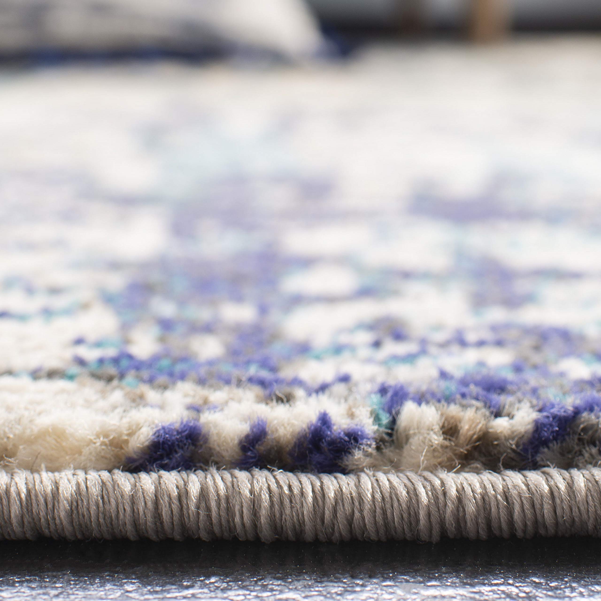SAFAVIEH Tapis Contemporain pour Salon, Salle à Manger, Chambre à Coucher - Madison Collection, Tapis à Poil Court, Crème et Bleu, 122 X 183 cm