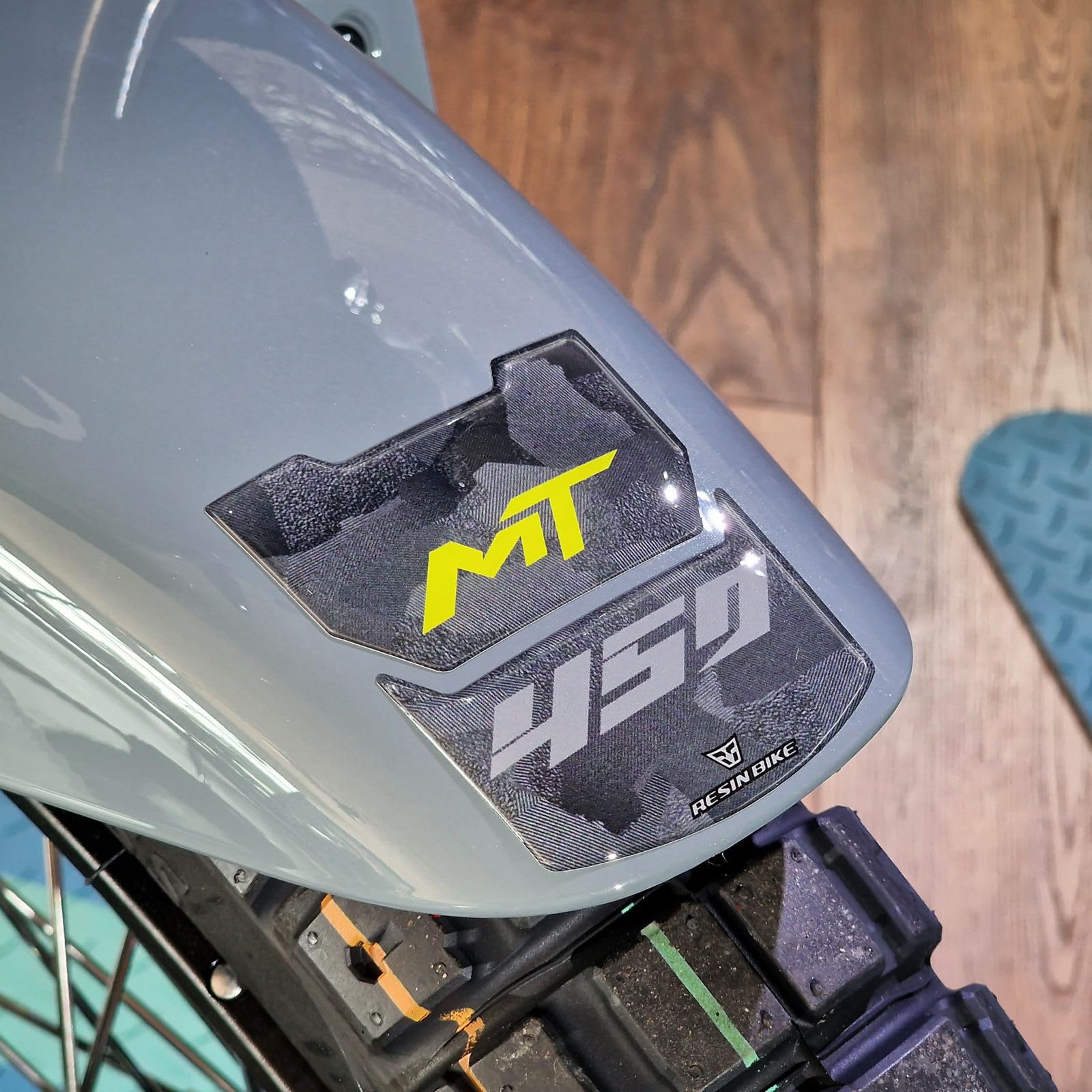 Resin Bike Kit Adesivi Moto Compatibile con CF MOTO 450 MT 2024-2026 Tundra Grey Protezioni Moto Serbatoio Completa da Urti e Graffi. Adesivi Resinati con Effetto 3D Made in Italy