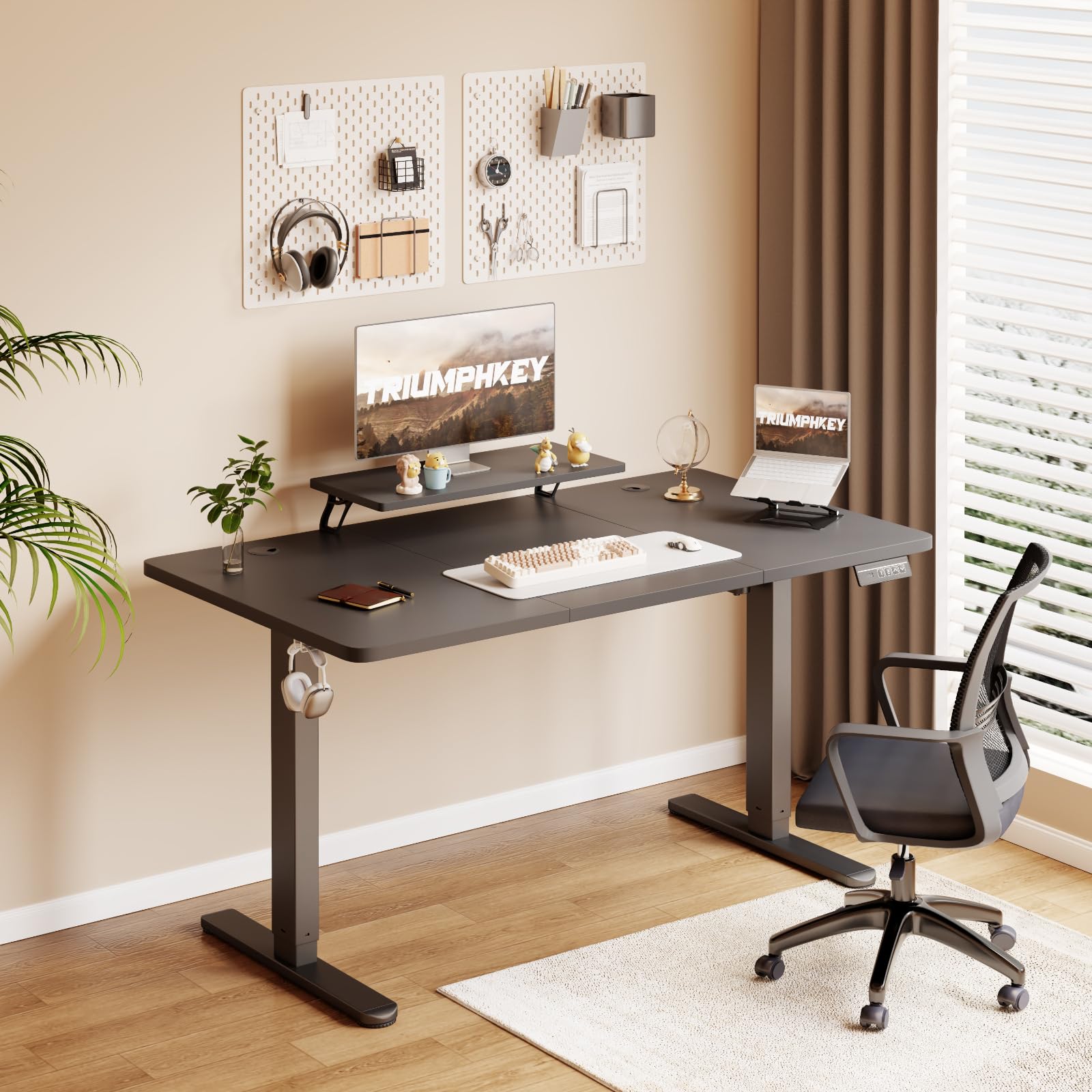 TRIUMPHKEY 160x70cm Scrivania Regolabile in Altezza,Ripiani per Monitor,Elettrica Scrivania per Computer con Funzione di Memoria,Standing Desk 73-118cm,Nero