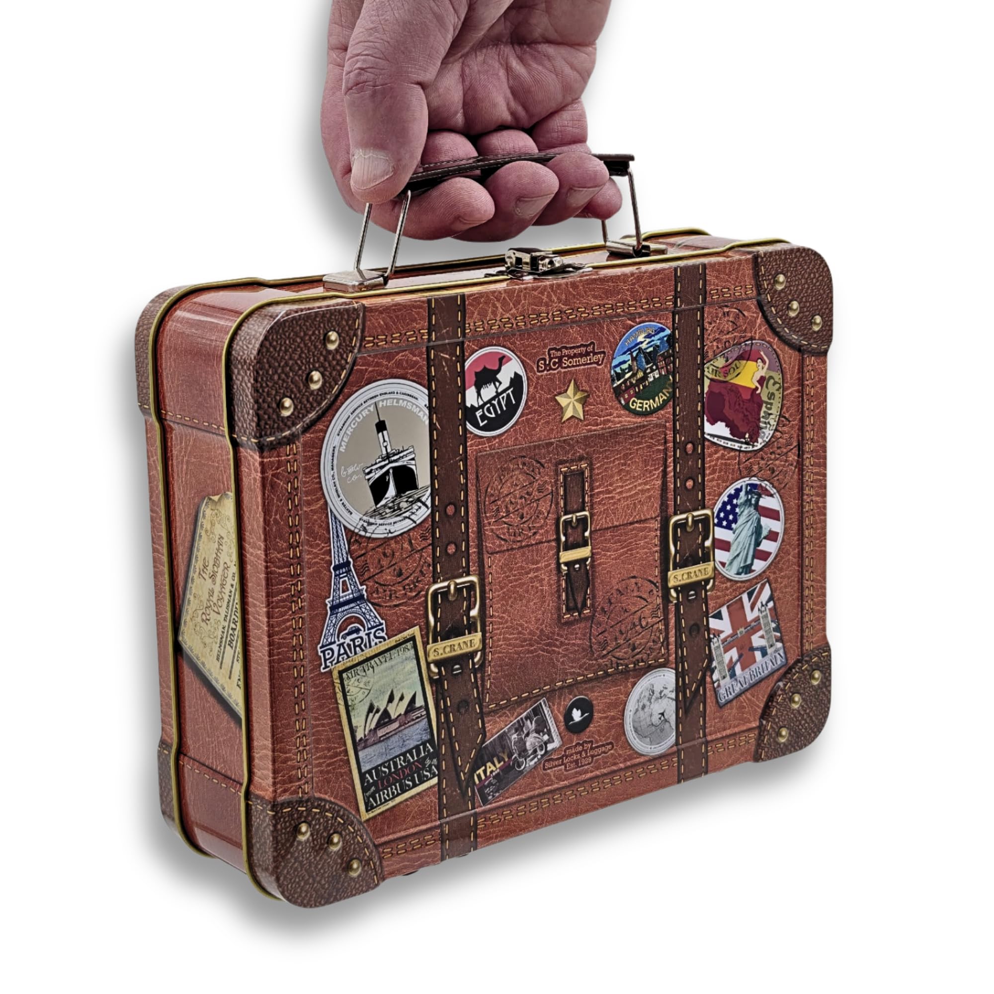 MediMuc Antik Koffer - Keksdose mit beweglichem Griff, stabilem Schnappschloss und bunten Stickern - lebensmittelecht - Volumen 2.0L - Maße: 20,7 x 16,0 x 6,2 cm