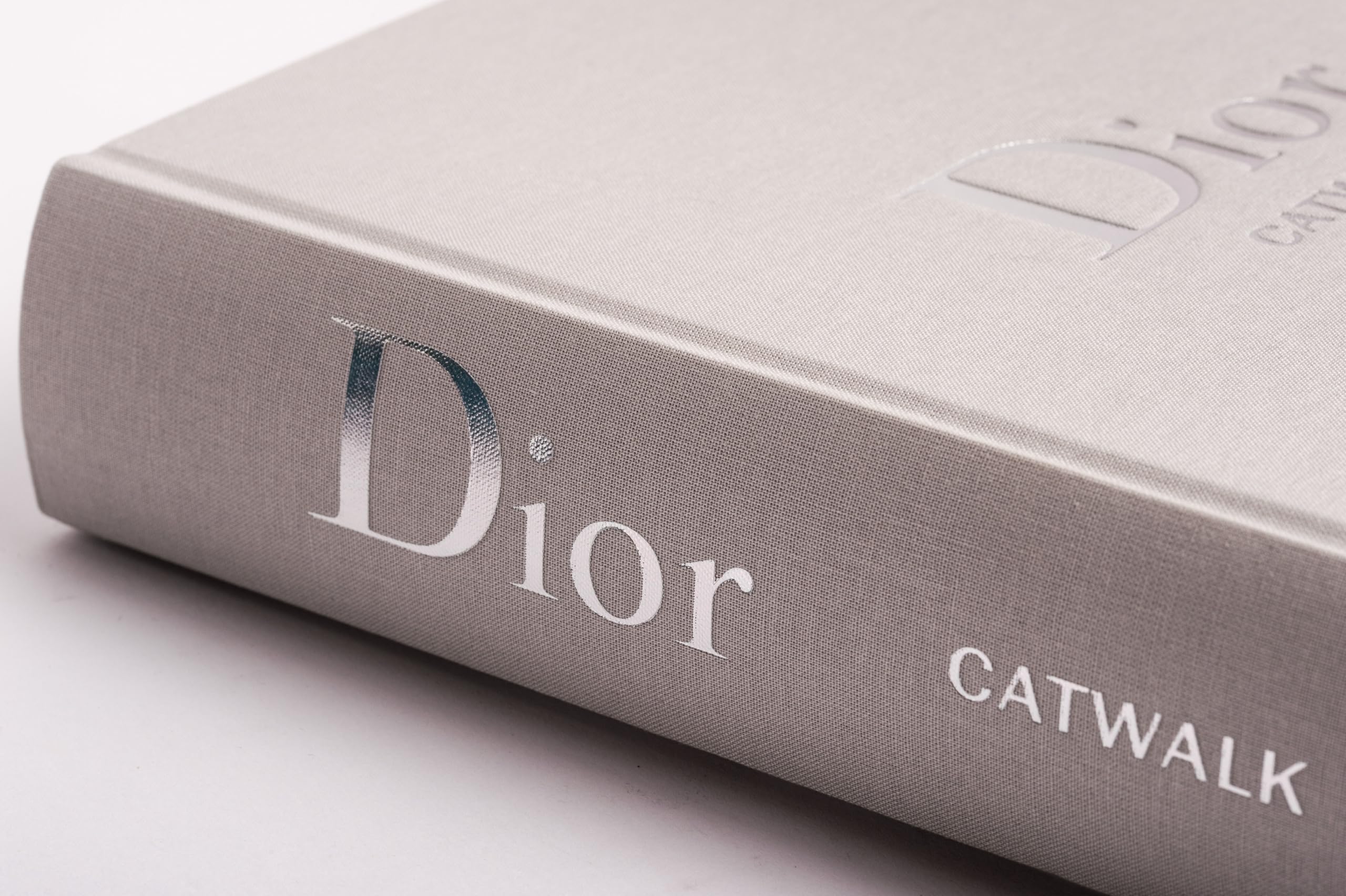 Dior Catwalk: Die Kollektionen – Von Christian Dior bis Maria Grazia Chiuri in 1.100 Abbildungen (Catwalk-Reihe, Band 3)