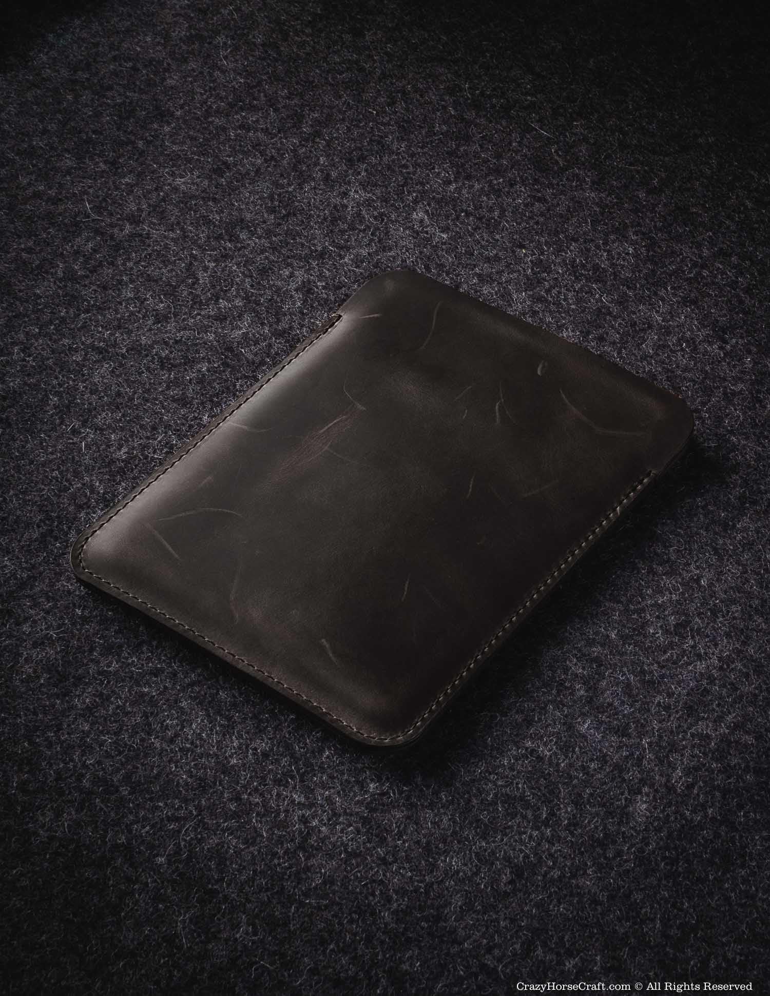Crazy Horse Craft Lederhülle für Amazon Kindle Colorsoft, 7 Zoll Echtleder | Handgefertigte Hülle aus italienischem, vegetabil gegerbtem Leder, schützt den E-Reader unterwegs, entwickelt edle Patina