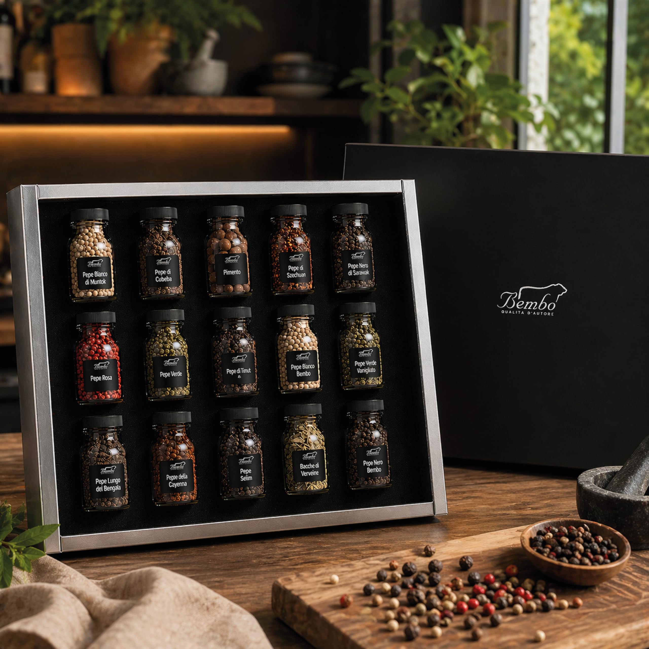Bembo Set Regalo 15 Pepi del Mondo – Collezione Degustazione | 15 pepi da guardare, toccare, annusare e assaggiare. Un viaggio tra aromi del mondo. Made in Italy.