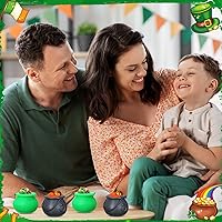 Vista 4 de Yunsailing 30 Pcs St. Patrick's Day Plastic Cauldron, Mini Black Witch Cauldron with Handle, Black Green Candy Coins Bucket for Wizard Party