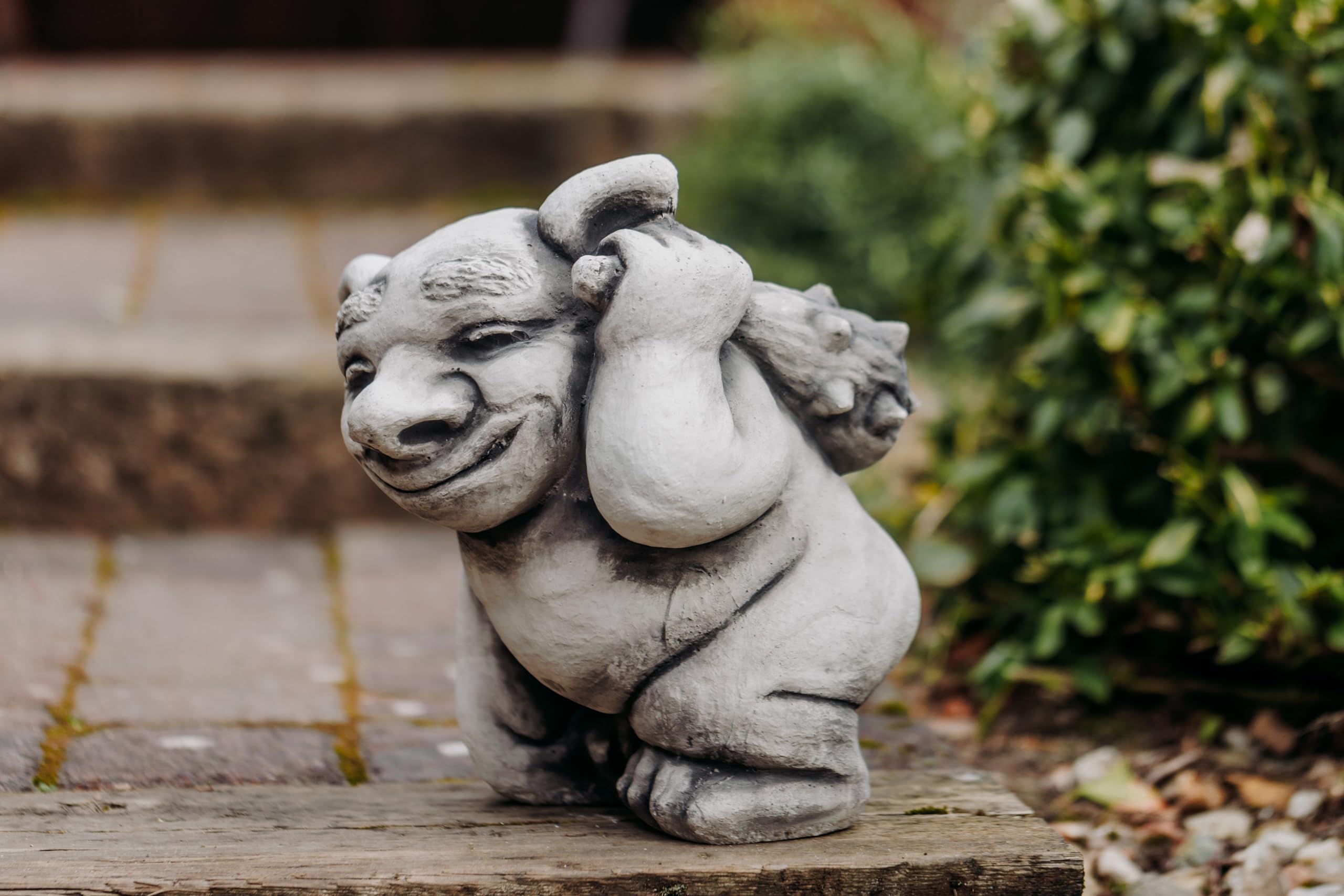 gartendekoparadies.de Massive Steinfigur lustiger XXL Troll Modell Neandertaler, Höhe 30 cm, Grau, 15 kg, Figur aus Steinguss frostsicher für den Außenbereich