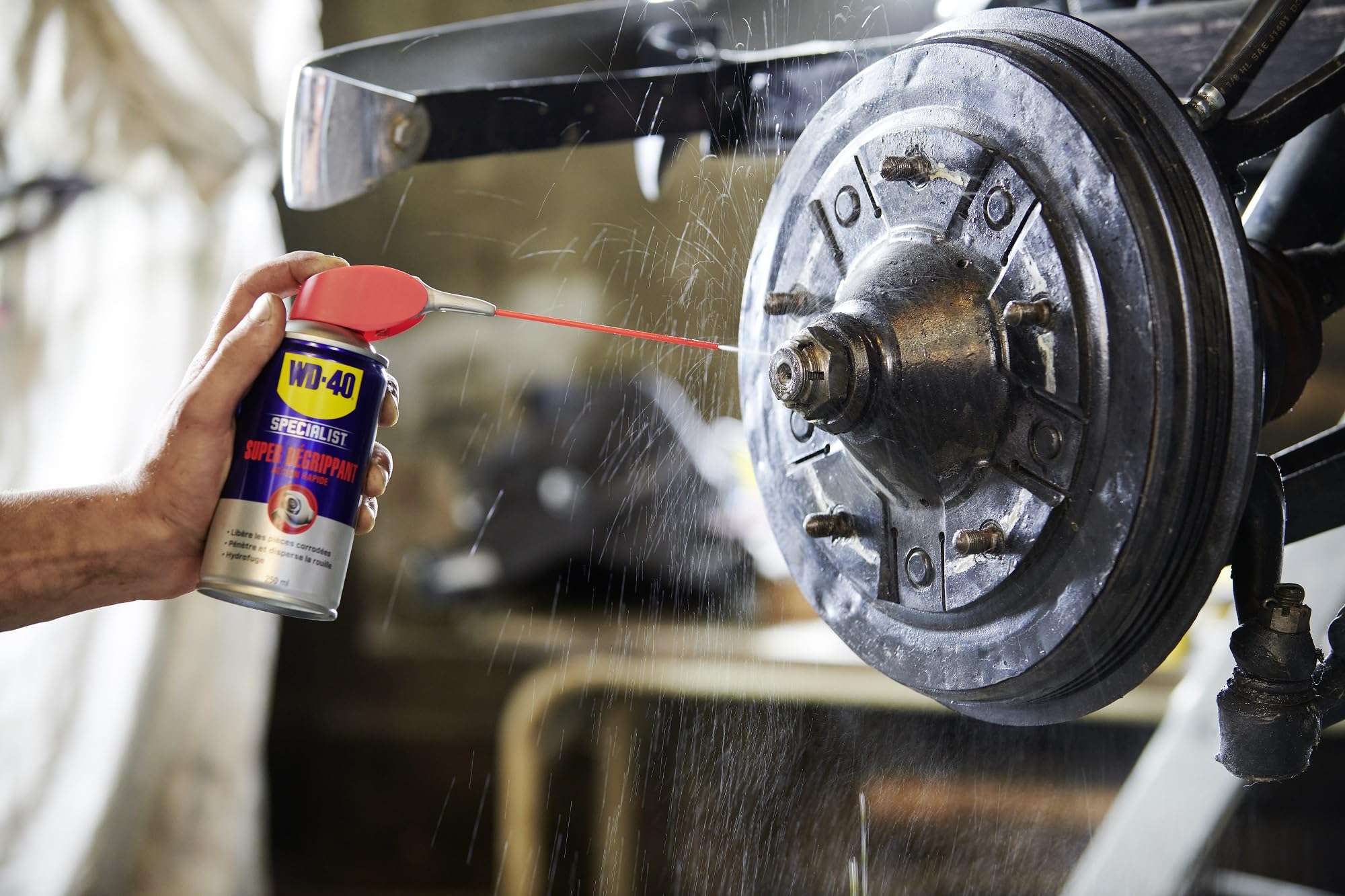 WD-40 Specialist • Super Dégrippant • Spray Double Position • Efficacité Immédiate • Dégrippe rapidement et facilement • Résistant à l'Eau • Compatible Tous Métaux • Carton de 12 aérosols 250 ML
