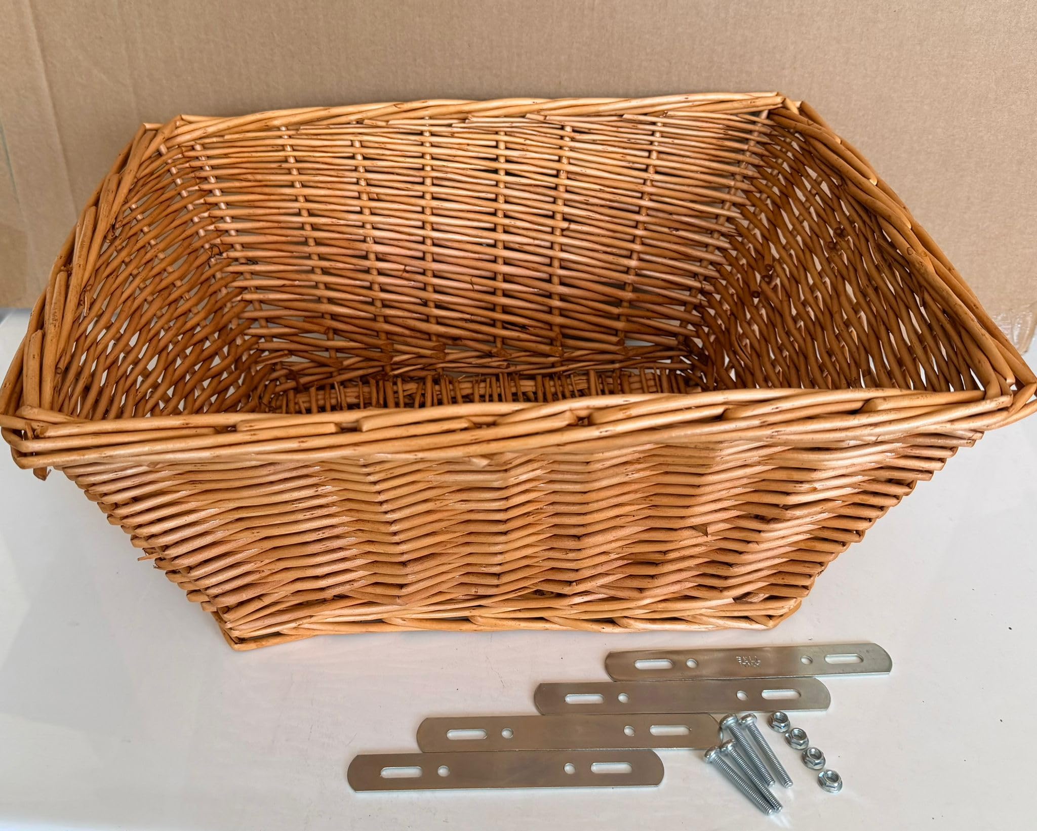 Generico Cestino in Vimini per Bicicletta, Anteriore o Posteriore, Base 33x23 cm, Apertura 44x35 cm, Altezza 20 cm, con Kit di Montaggio