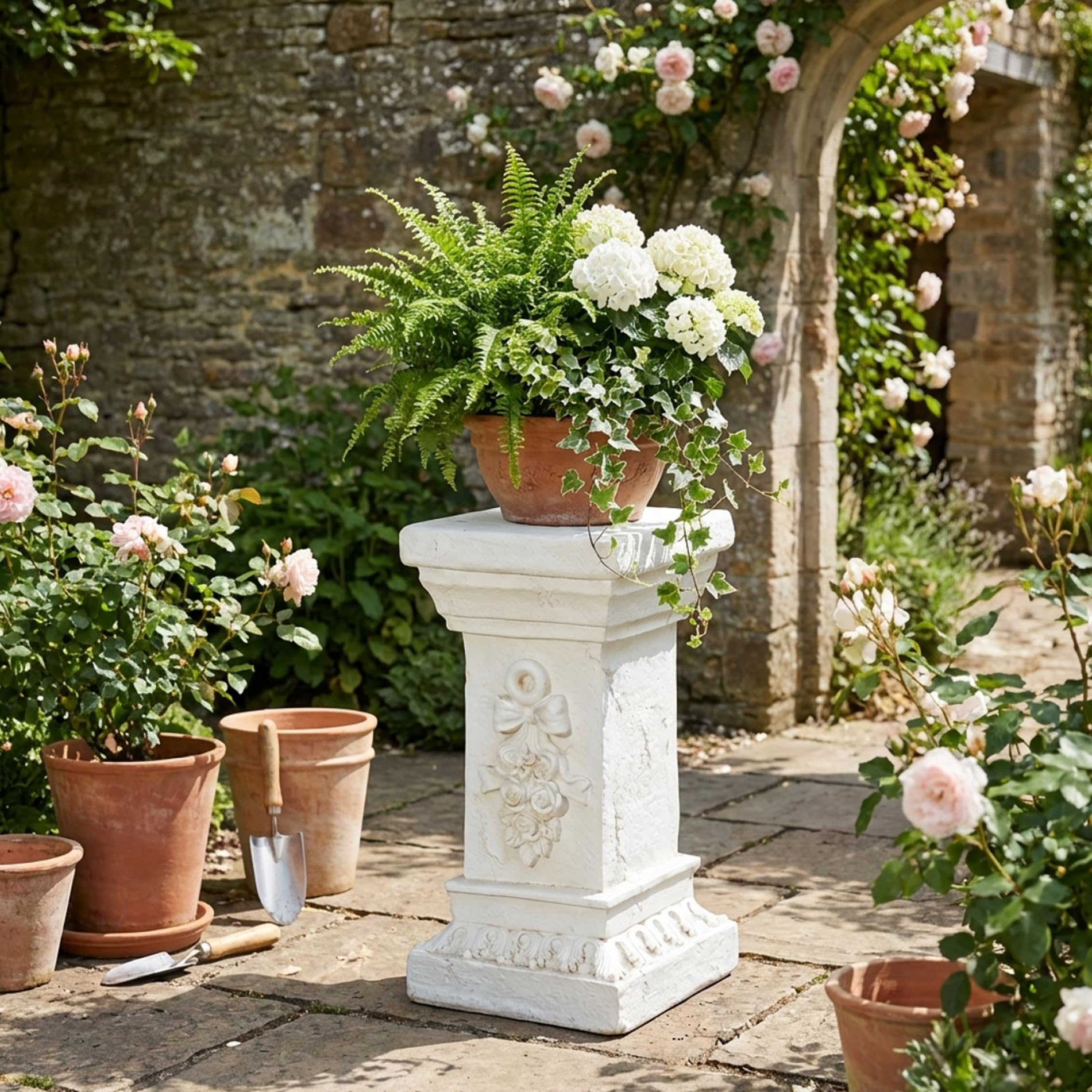 Columna y pilar de resina para exteriores: pedestal de estilo romano para maceteros, decoración de jardín y estatuas, diseño floral tallado en piedra sintética, fácil instalación sin herramientas