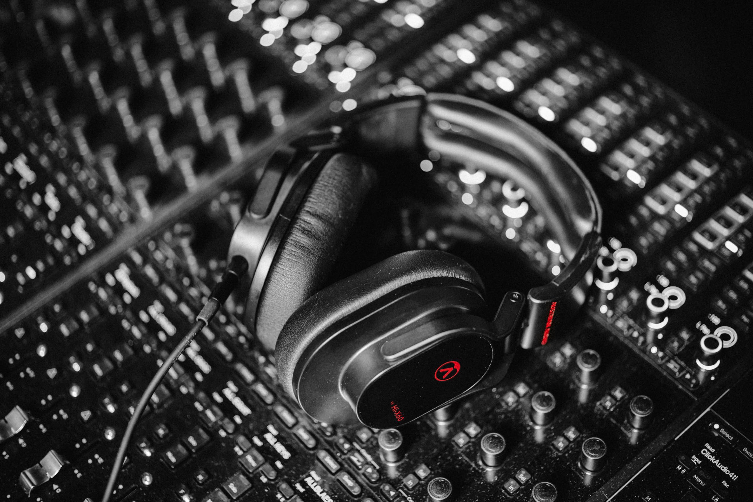 Austrian Audio Hi-X60 Kopfhörer, ohrumschließende Headphones (hoher Komfort durch spezielle Memory-Foam Ohrpolster, für Mixing, Mastering und Recording geeignet, 3,5 mm Klinkenanschluss), Schwarz