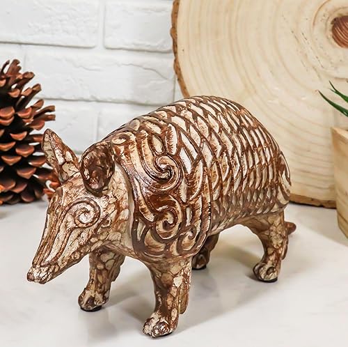 Miniatura 3 de Ebros Gift Figura rústica occidental de Texas Wild Armadillo en acabado de madera sintética con herramientas para cabaña, decoración de casa de