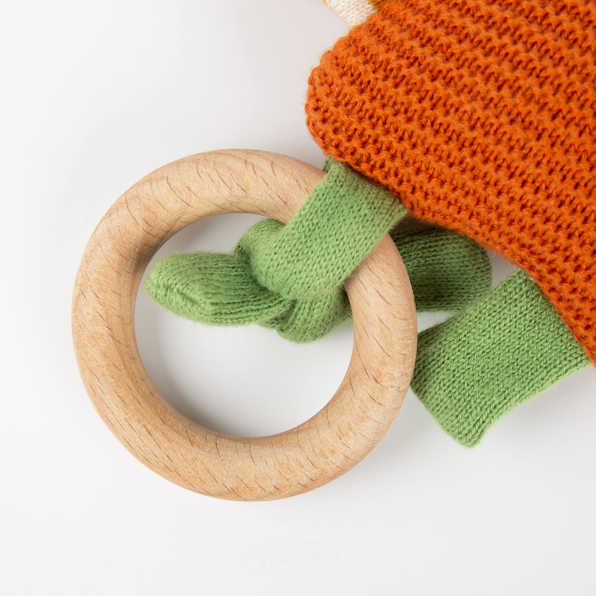 SIGIKID 39673 - Mazza a maglia per bambini, in maglia di cotone, con anello in legno e sonaglio, per afferrare, ascoltare e giocare per bambini da 3 a 12 mesi, arancione, 8 x 34 x 3 cm