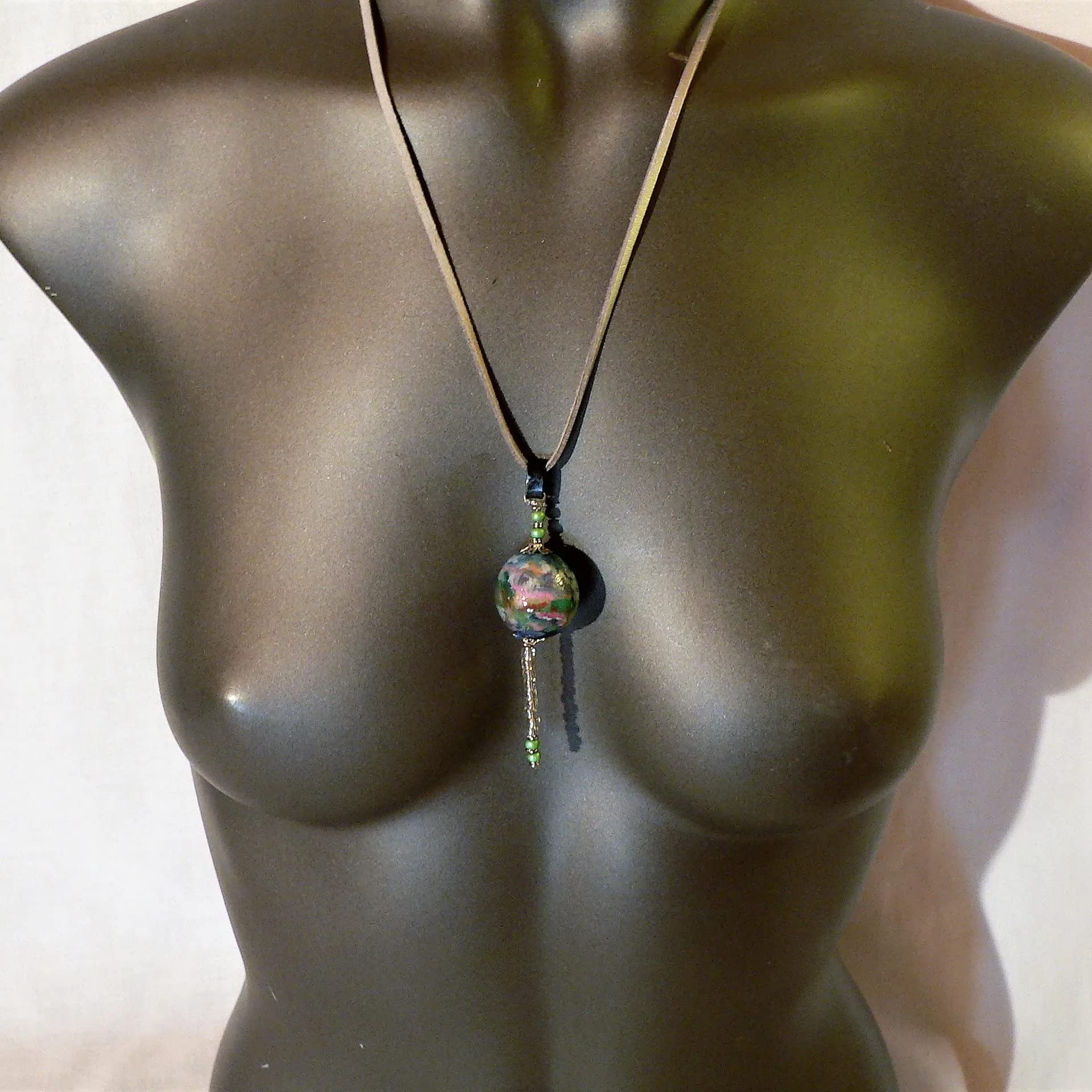 Joyas: Colgante de cerámica"Paisaje naïf" sobre ante plateado, pintura personalizada, hombre/mujer
