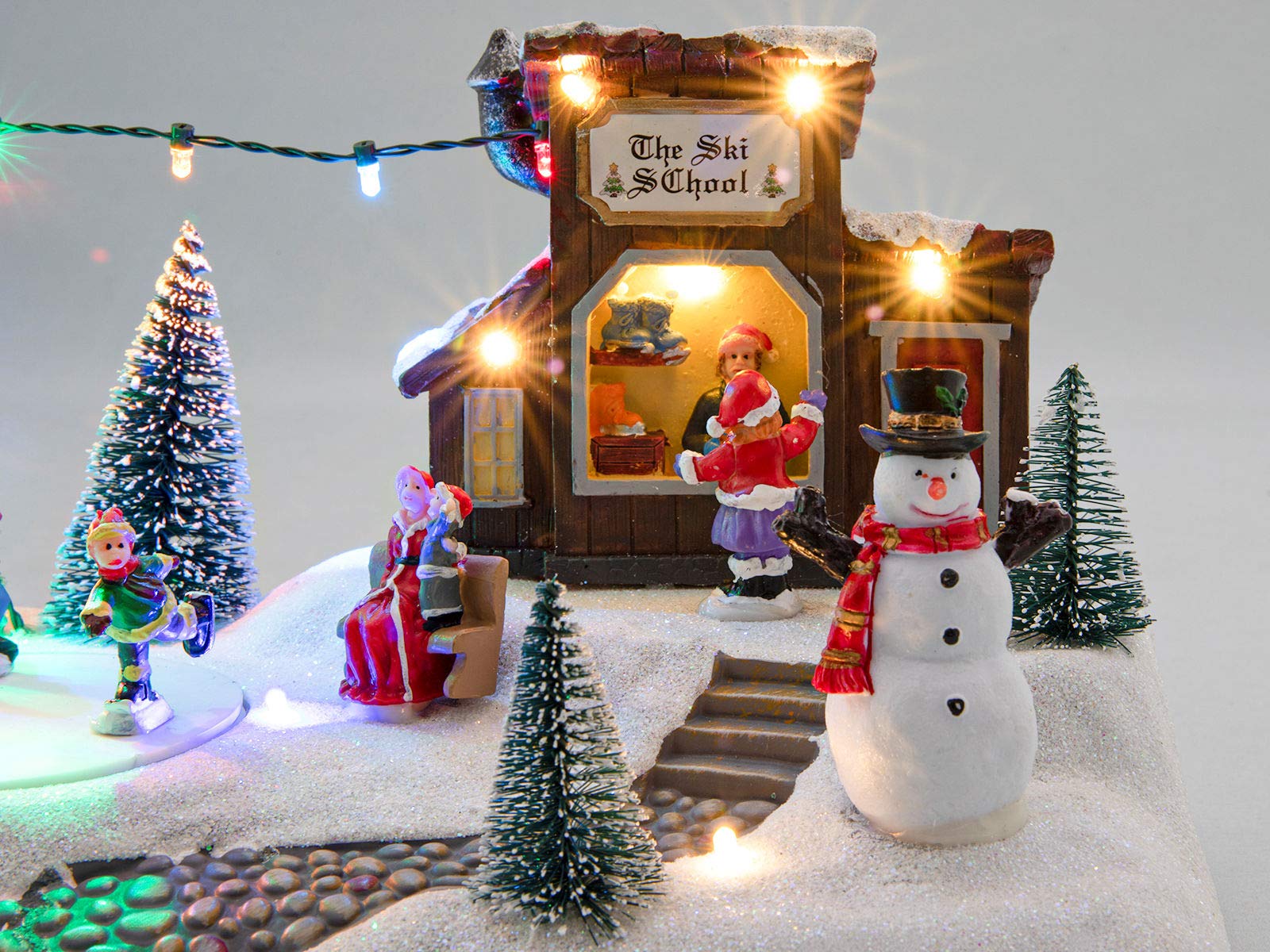 LED Weihnachts Szene Eisbahn mit fahrenden Figuren - 26x18x14 cm - Winter Dorf Tisch Deko beleuchtet