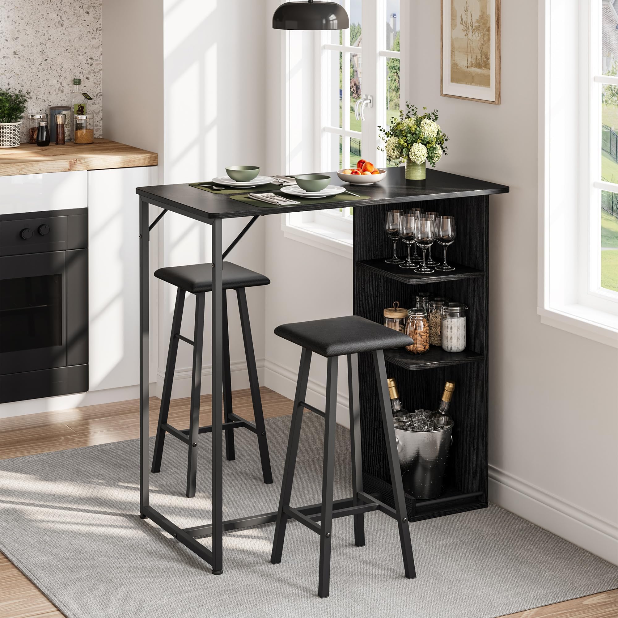 Garvee Conjunto de Bar Industrial 3 Piezas con 3 estantes – Mesa y 2 taburetes, Soporte para Copas – Ideal para Cocina o Comedor pequeño – Negro con Estructura y cojín Negros