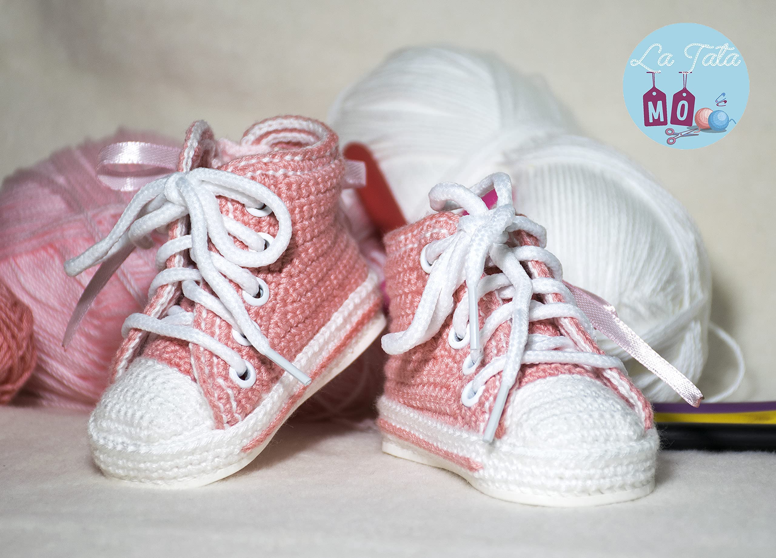 Gehäkelte Neugeborenen-Babyschuhe, personalisiert und handgefertigt, High-Top-Sneaker mit dekorativer Schleife, erhältlich in allen Babygrößen – 0 bis 12 Monate.