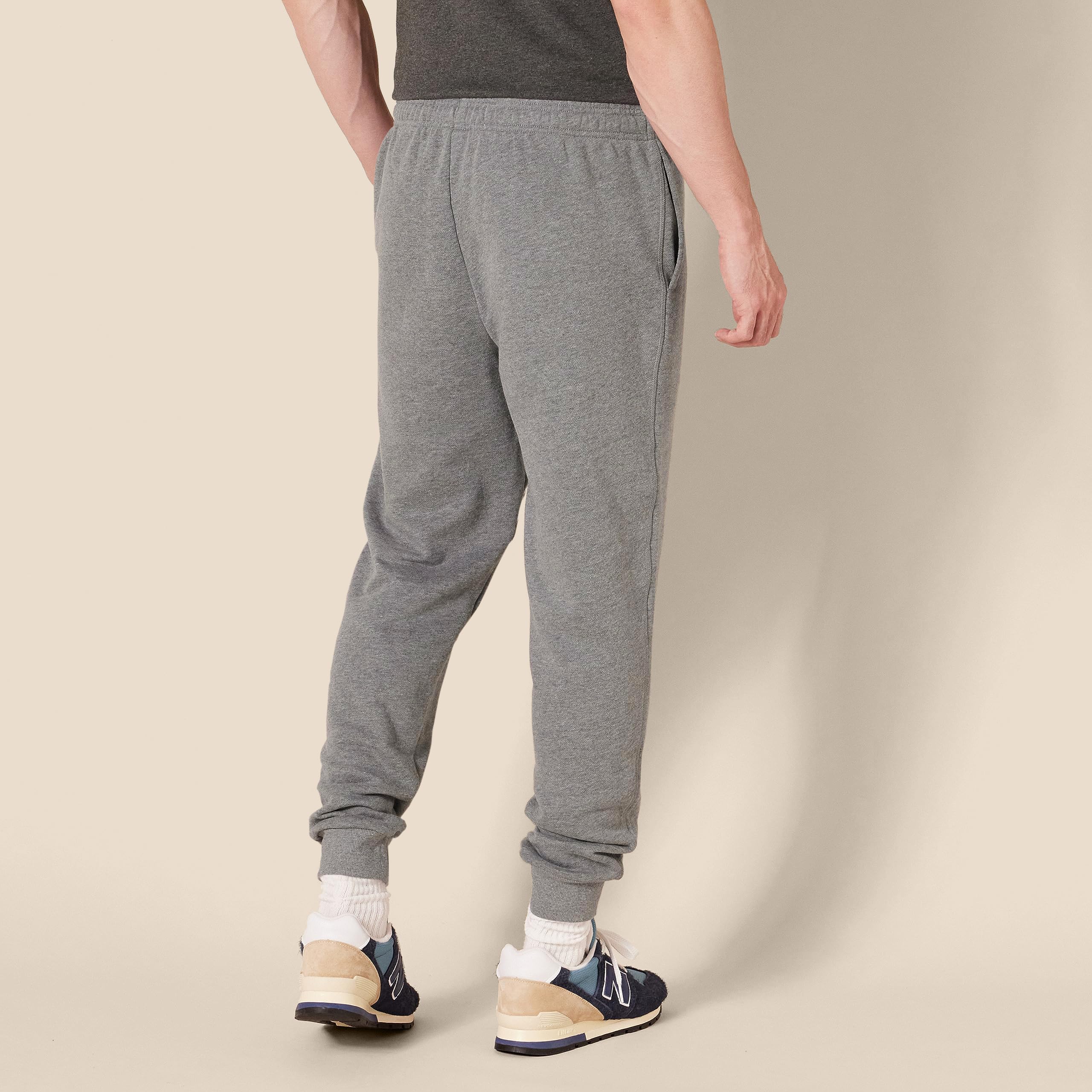 Amazon Essentials Pantaloni Sportivi da Jogging Taglio Rilassato, in Pile, vestibilità Comoda Uomo