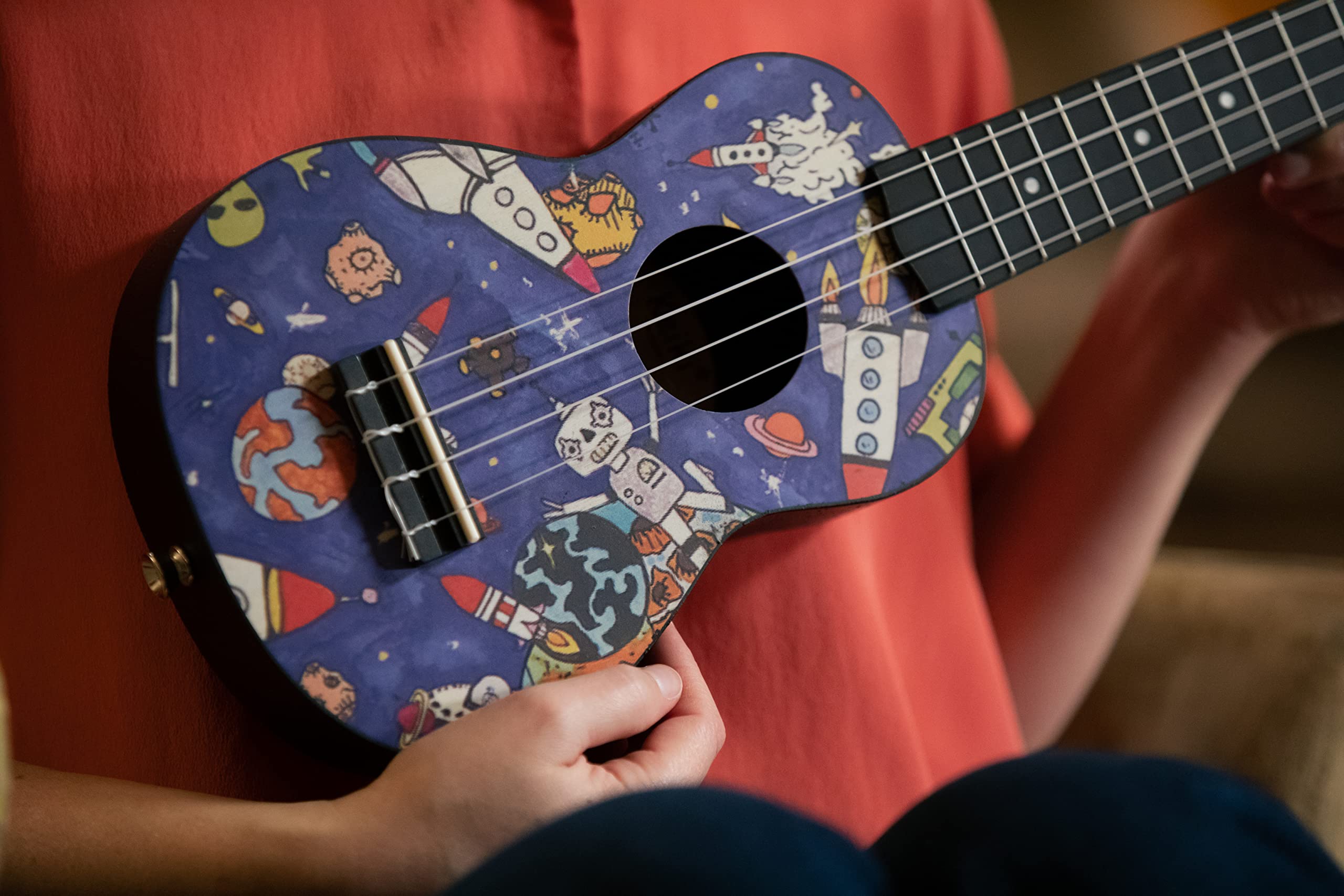 Ortega Guitars Akustyczne Ukulele Sopranowe – Seria Keiki K2 – w Zestawie z Akcesoriami – Agathis/ABS, Motyw Spaceman (K2-SP)