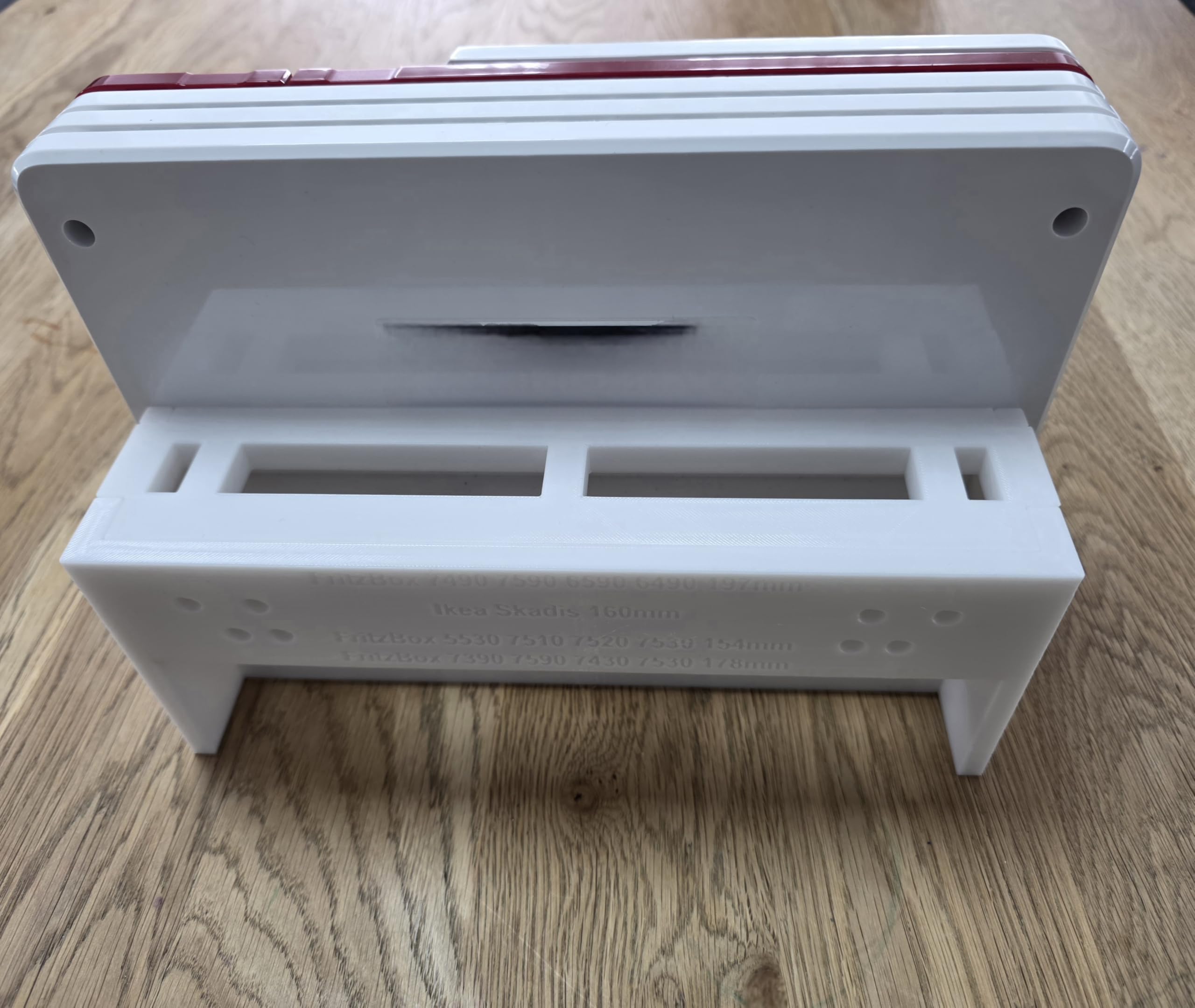 Simply Clever Premium Wandhalter AVM FRITZBox 5690 Pro passend für das Lochbild der Skadis Lochplatte