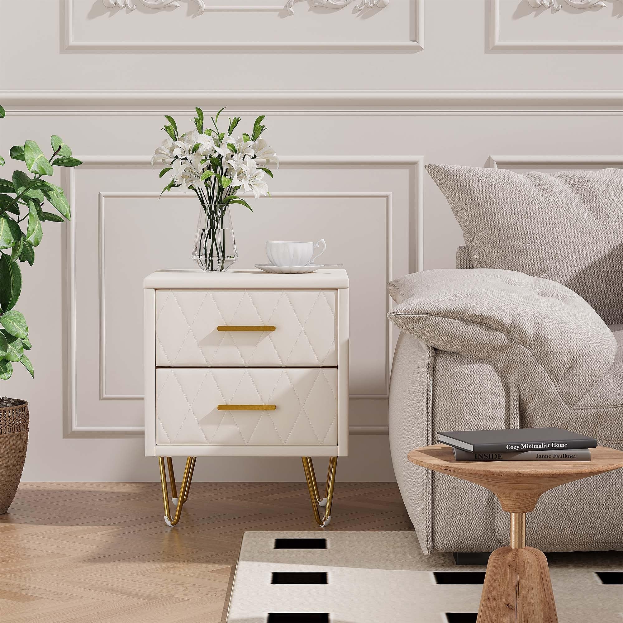 Table de chevet luxe matelassée losange beige et détails en métal doré chic