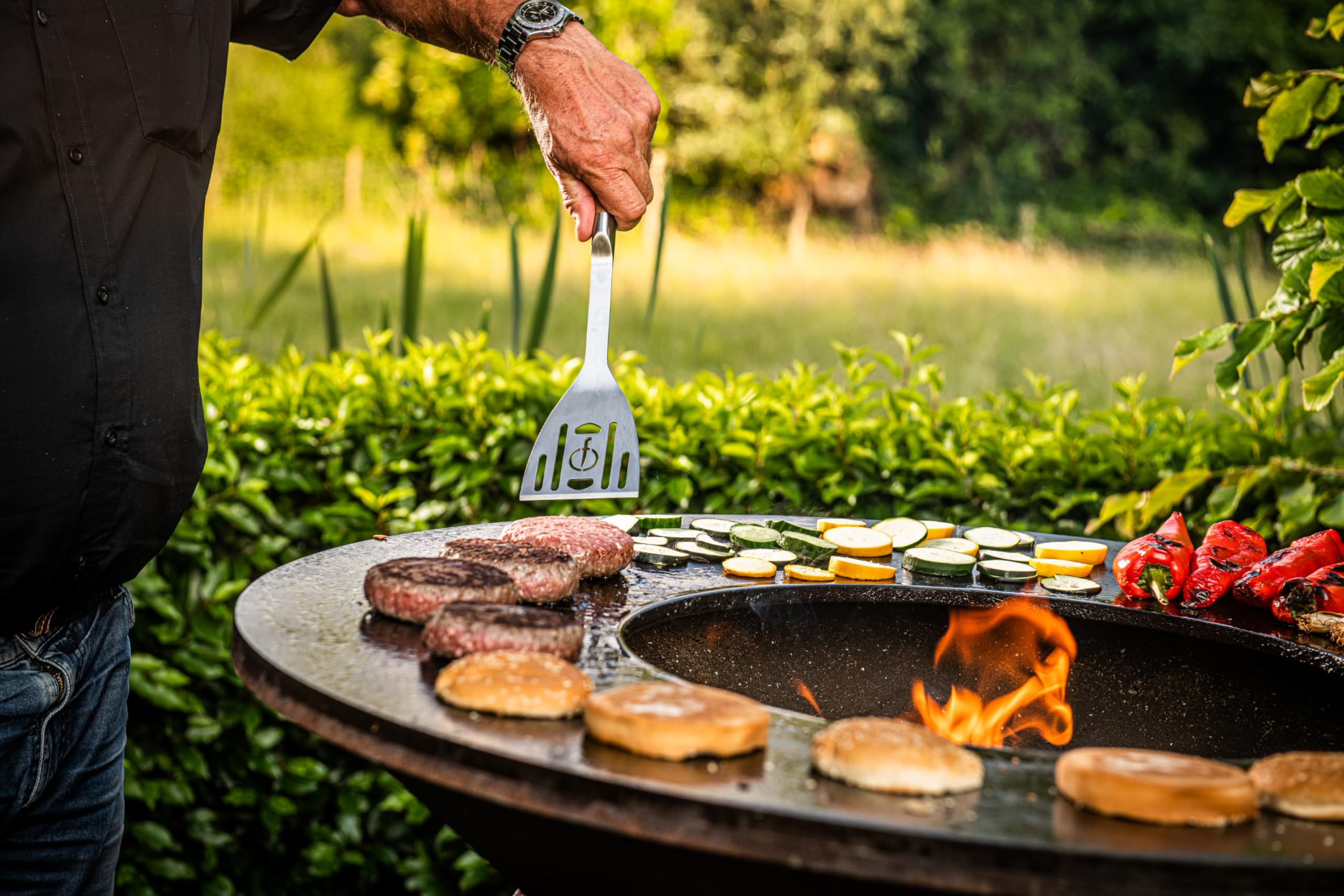 Forged BBQ Spachtel, Pfannenwender, zum Wenden und Servieren, Olivenholz griff