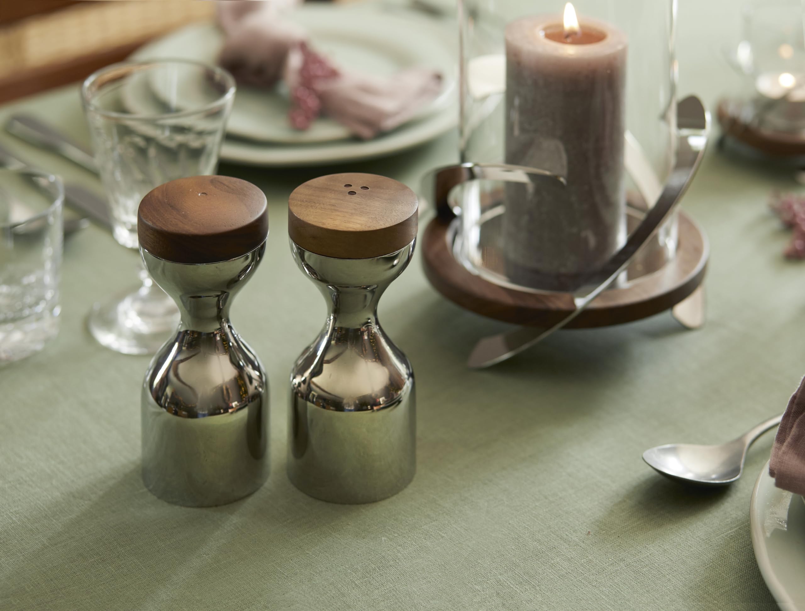 Limbrey Bright Salt & Pepper Mills Set. Made from 18/10 Stainless Steel, Walnut Top. 10 Year Guarantee, Silver - Image 3