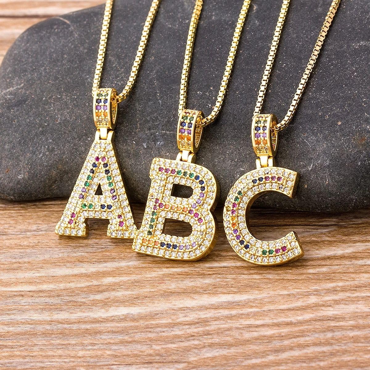 Ornamenti Nuovo 2025 Gift Fashion 26 Alphabet Pendant NACKLAFE Multicolor Lettera Iniziale collane Coppia Nome Regali di Gioielli per Donne con la Tua Moda Gioiello s creatività