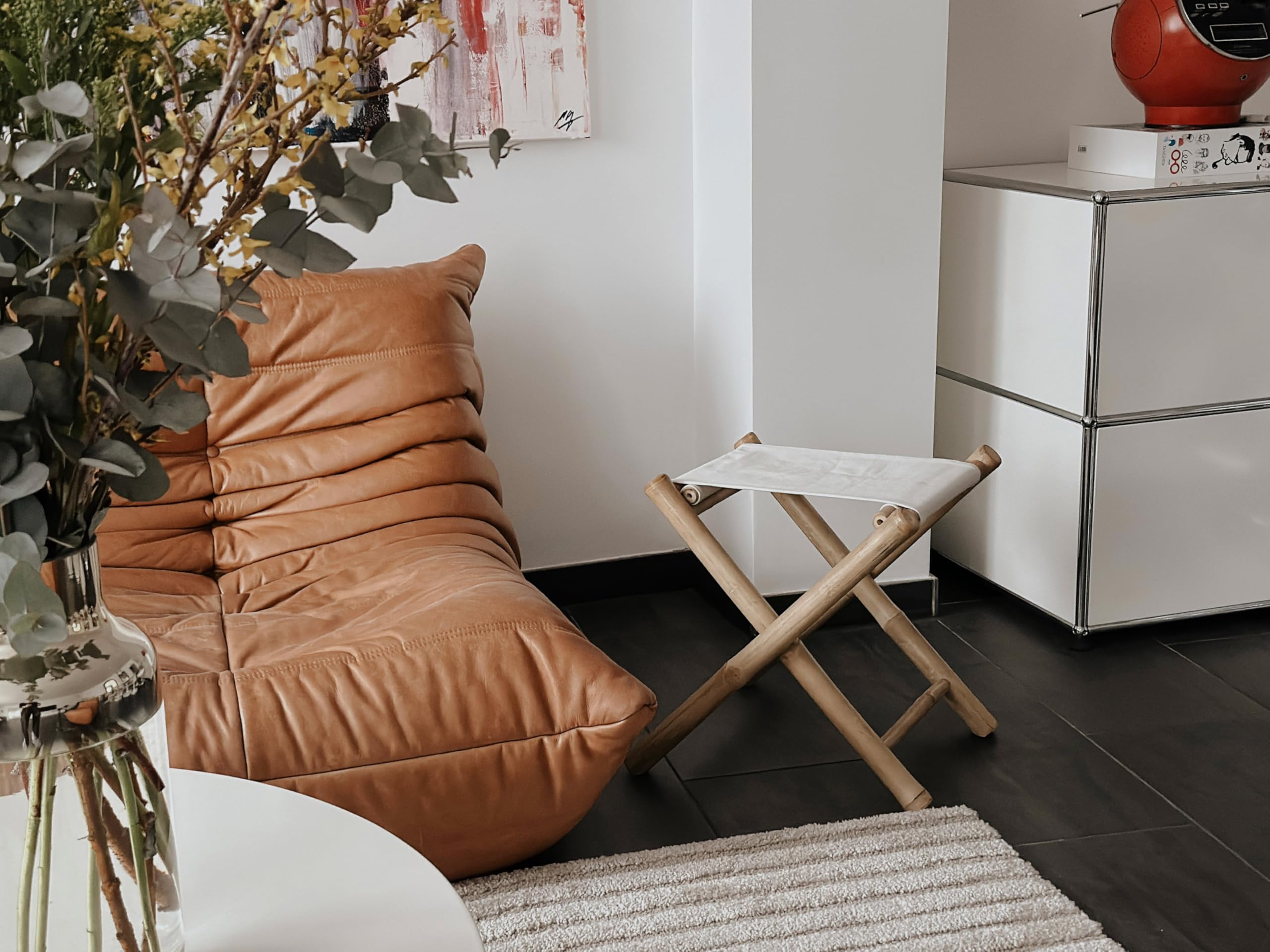 Decorasian Klapphocker aus Bambus – Fußhocker & Beinauflage bzw. Fußschemel oder Fußbank – klappbare und platzsparende Fußstütze - kleiner Hocker Ottoman
