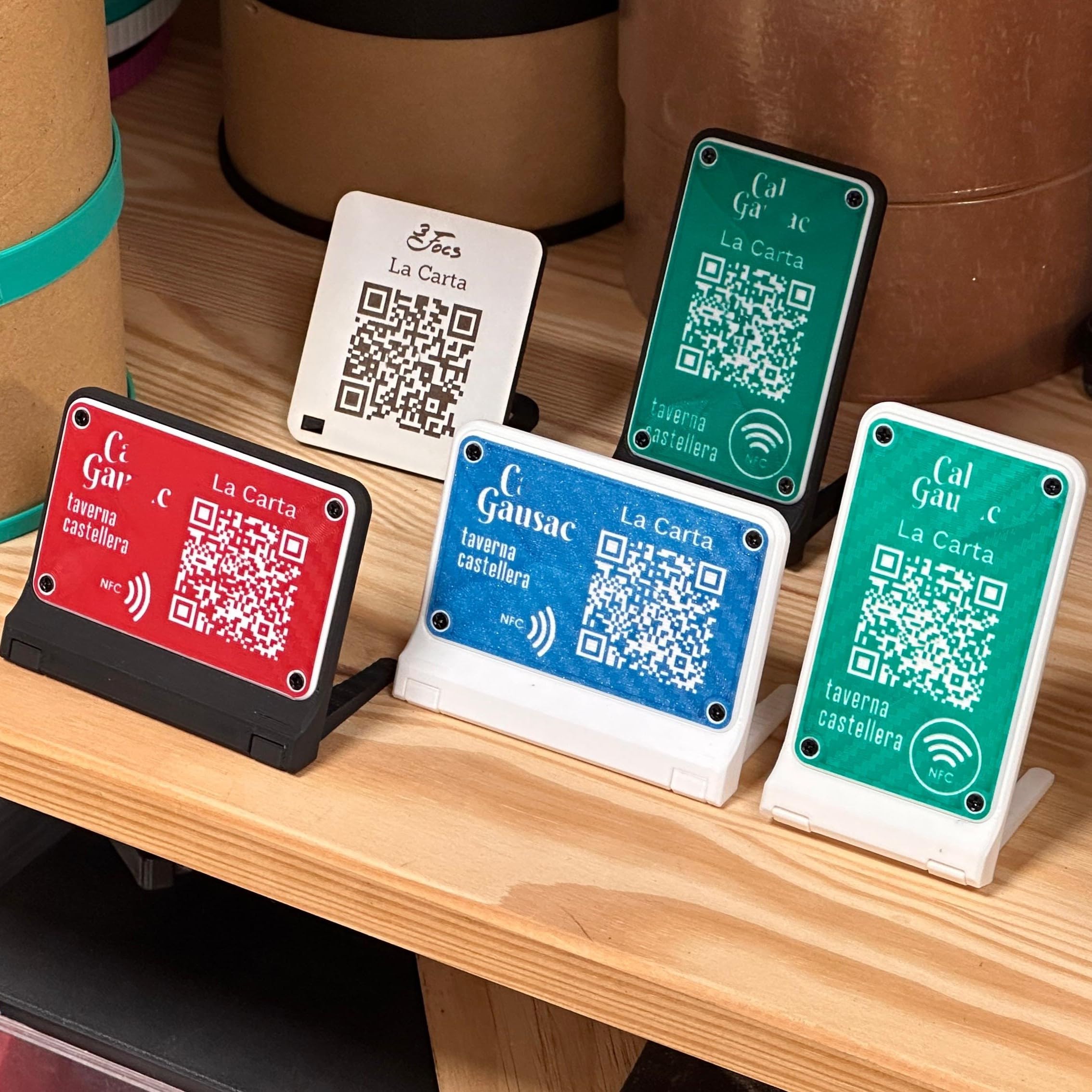 NIPRO Cartel QR para Mesa Personalizable | Códigos QR para Carta, Red Wifi, Valoraciones o Redes Sociales | Para Bar o Restaurante | NFC y/o Peana Opcionales | Lote 10 ud (43 x 70 mm)