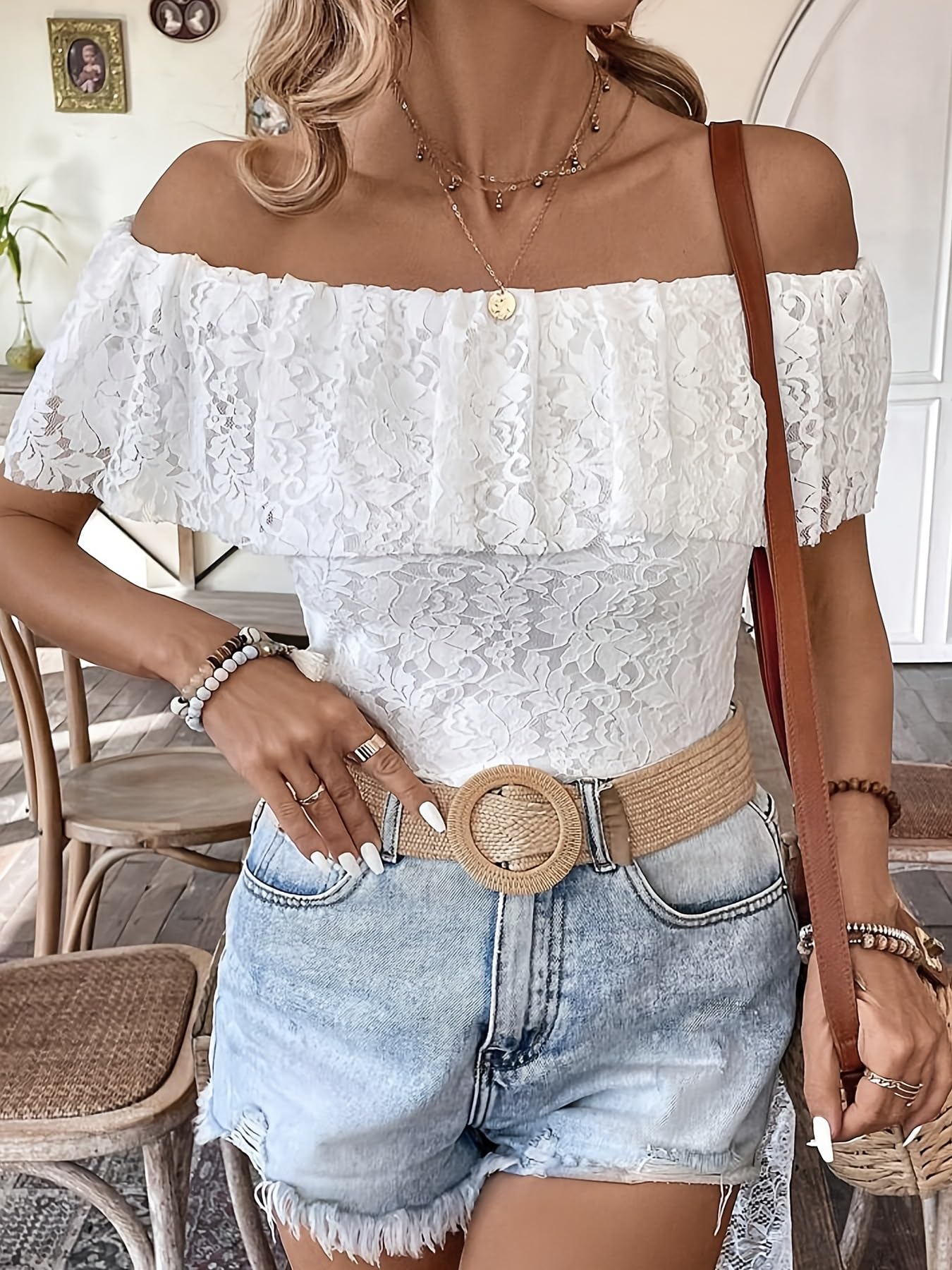Camicetta da donna a maniche corte in pizzo bianco con spalle scoperte increspate slim fit