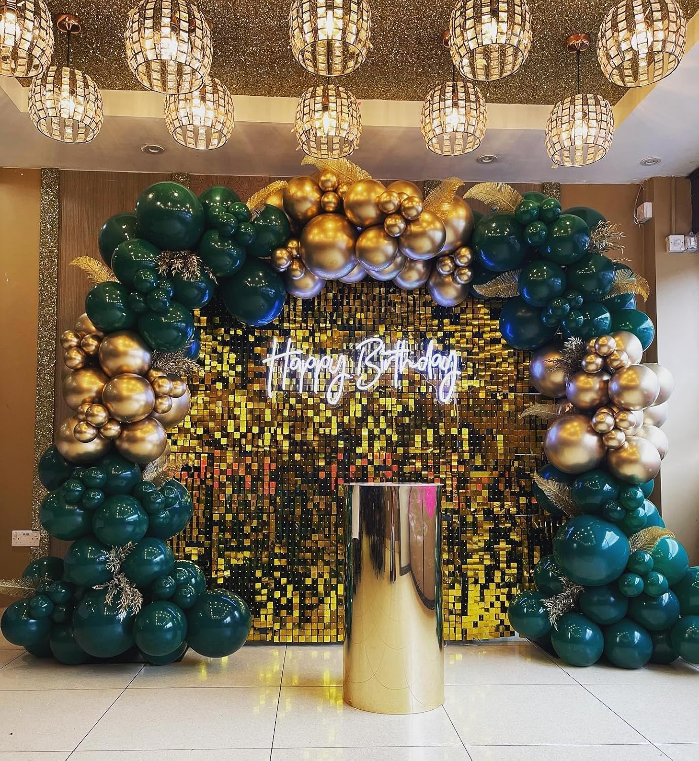 Kit de arco de globos verdes y dorados