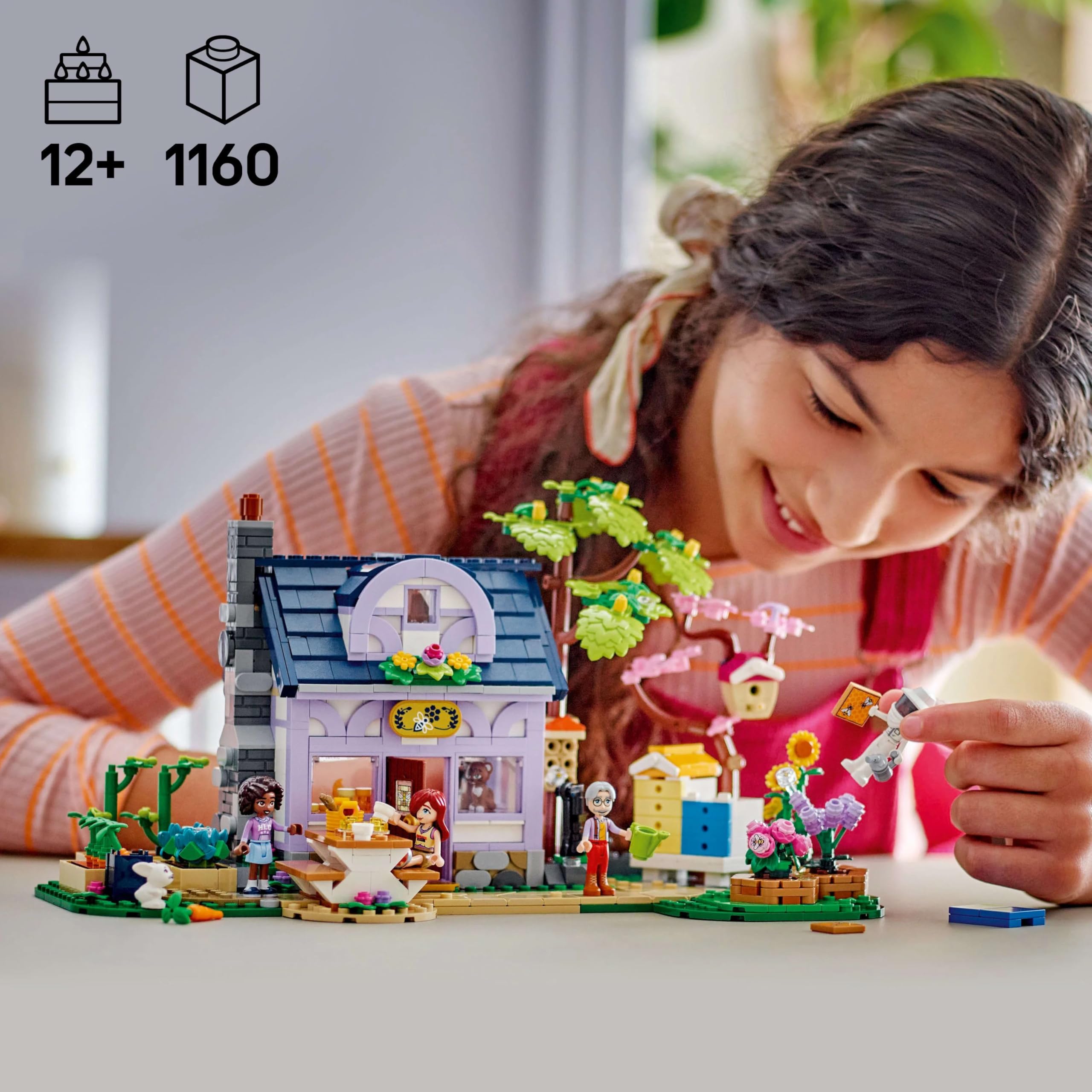 LEGO Friends Casa degli Apicoltori e Giardino Fiorito, Giochi di Ruolo per le Abilità Sociali per Bambine da 12 Anni con Personaggi, Negozio Giocattolo, Orto e Cibo, Idea Regalo di Compleanno 42669