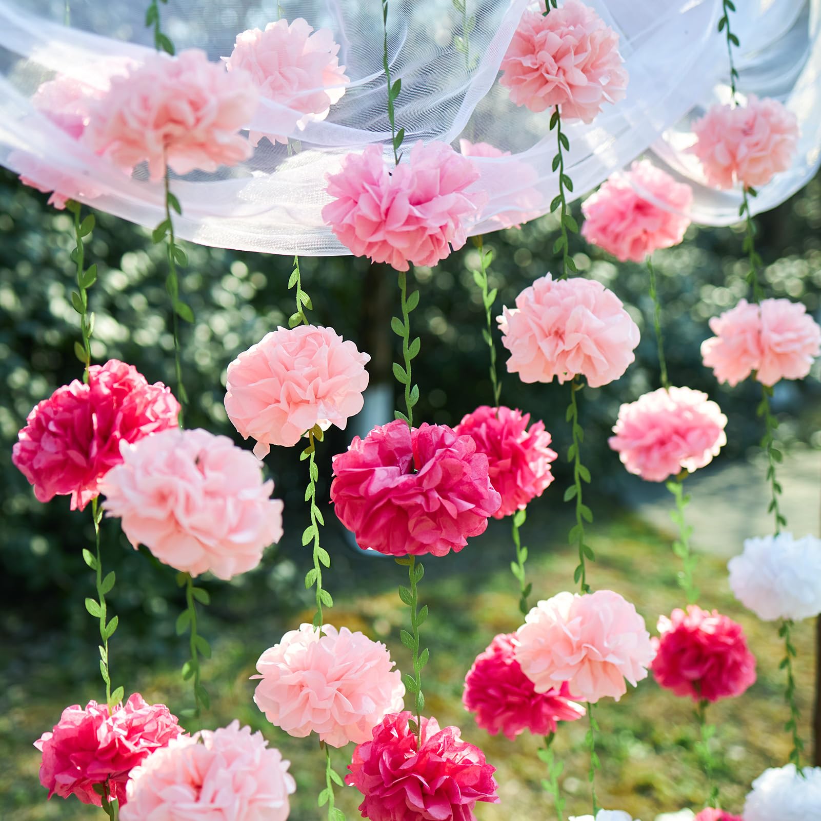 Guirlande de pompons en papier de soie rose pour sublimer votre baby shower et fête de printemps