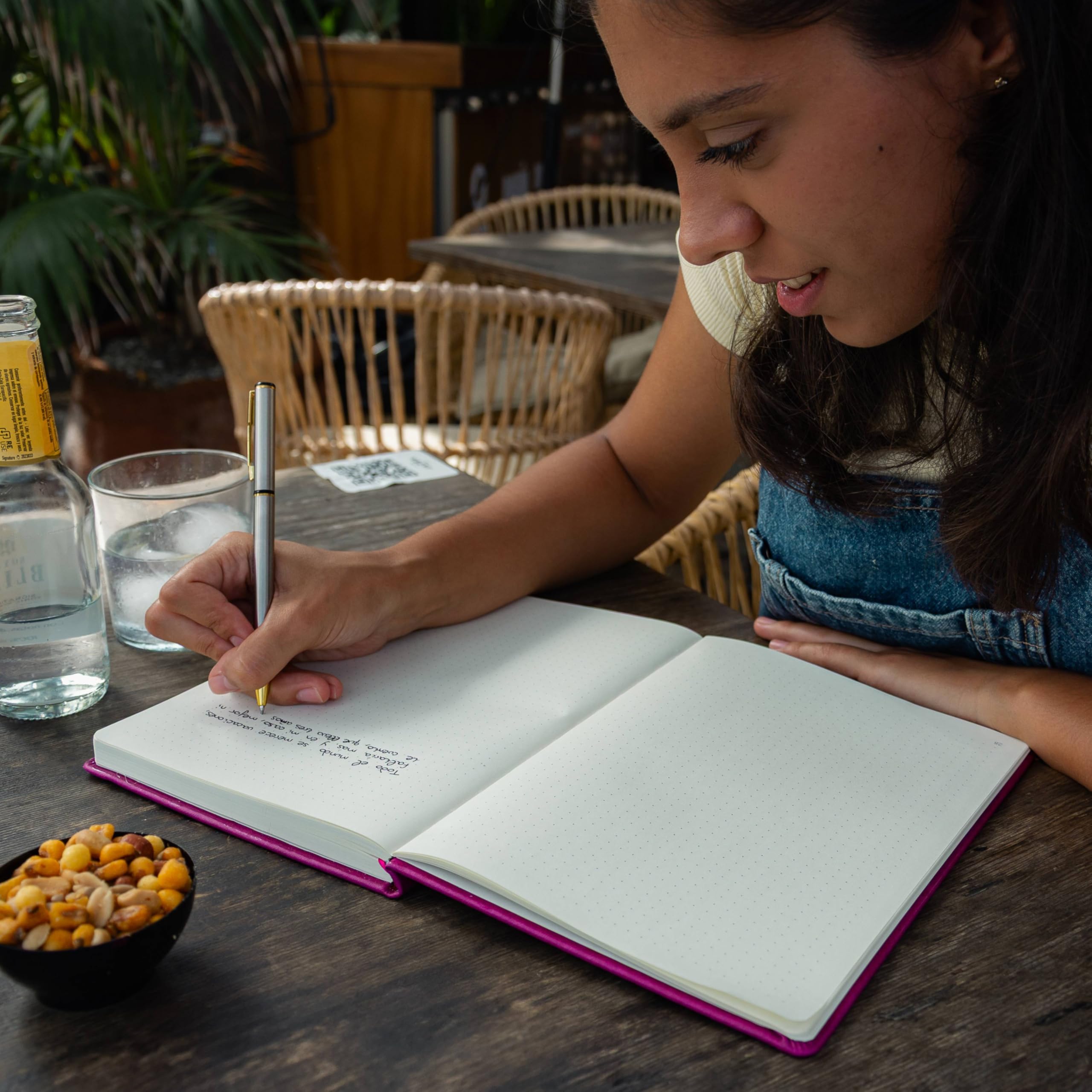Libreta de puntos B5 de tapa dura y cuero vegano. Cuaderno punteado 250 páginas numeradas de folios crema, tamaño ideal 25,5x18cm. Bullet journal para Escritores,Negocios, Diaristas (Cherry)