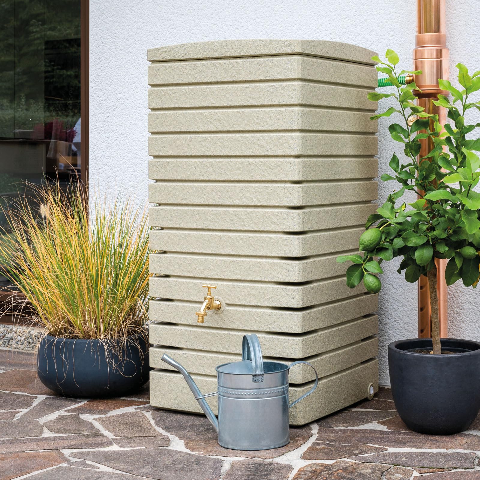 Regentonne eckig Regenwassertank Quadrum 320 Liter Sandstein aus UV- und witterungsbeständigem Material. Regenfass BZW. Regenwassertonne mit kindersicherem Deckel und Messinganschlüssen
