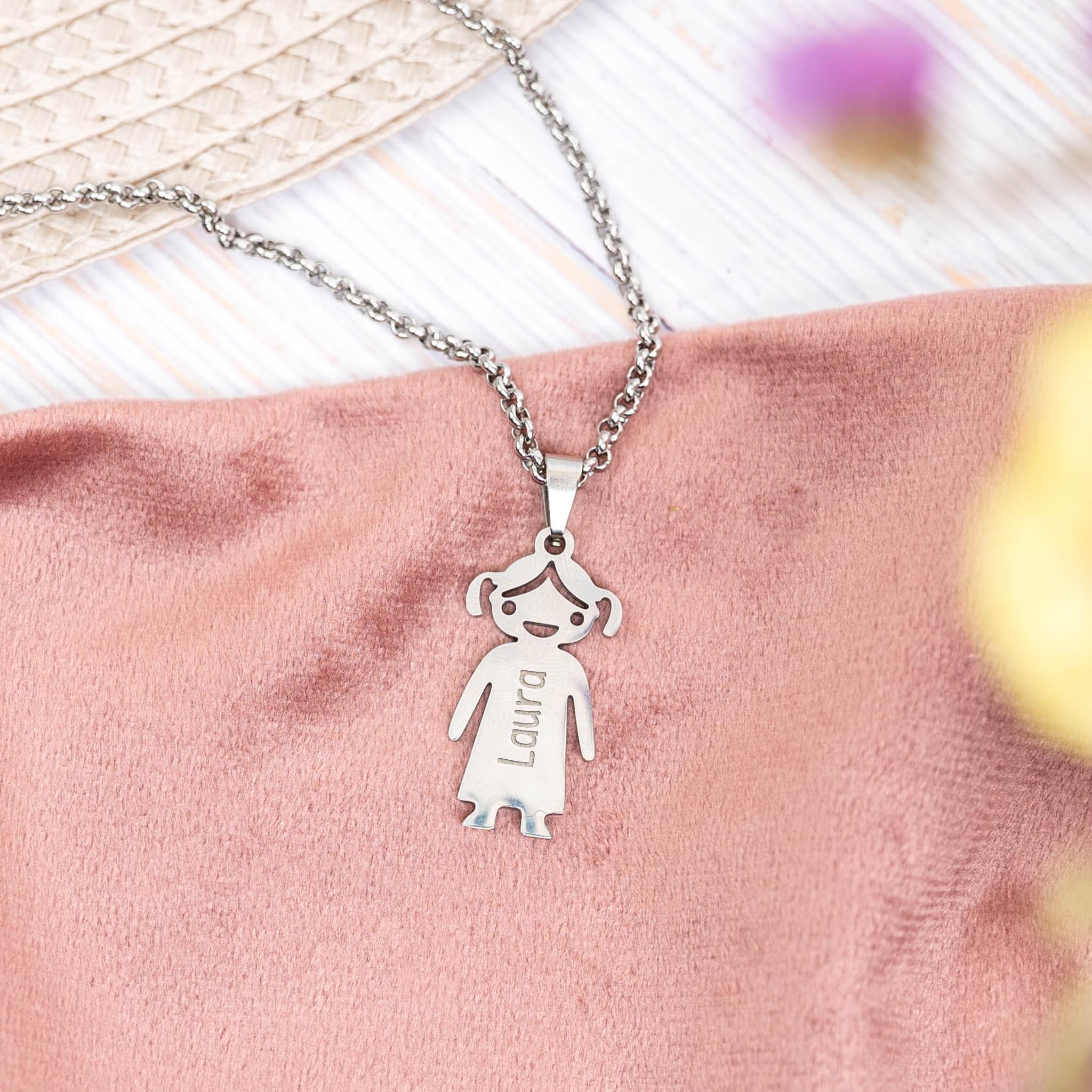 Wanapix | Colgantes Grabados con Figuras de Niños y Niñas | Personaliza ambos lados con Textos Grabados | Modelo Niño o Niña | Colgante Personalizado de Acero Inoxidable